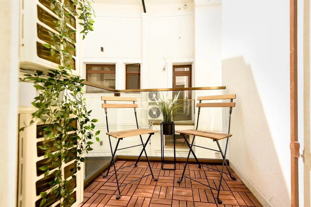 Home Away From Home - Modern & Cozy Apartments Near Vibrant Unirii Area Bucarest