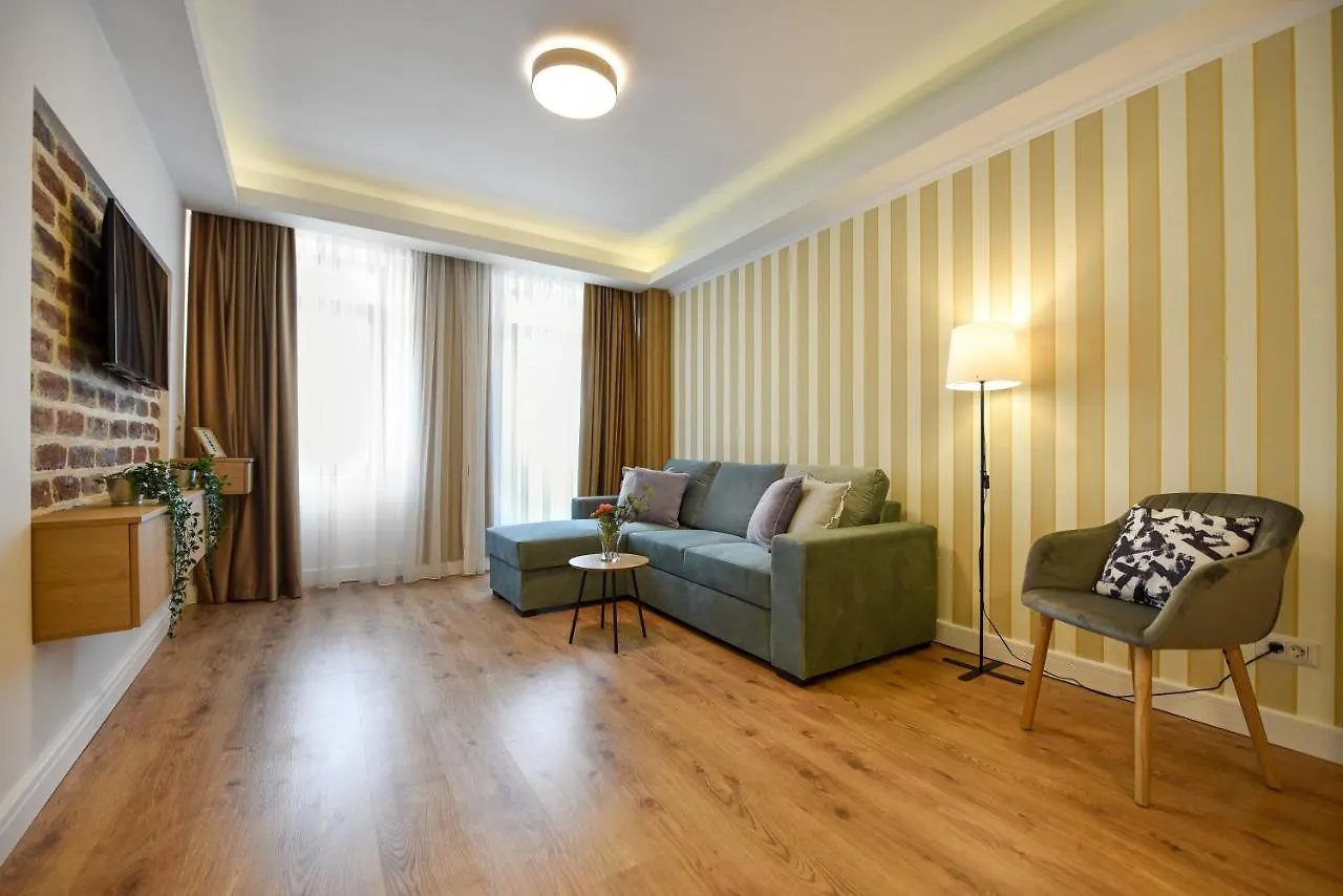 Home Away From Home - Modern & Cozy Apartments Near Vibrant Unirii Area Bucarest Romania