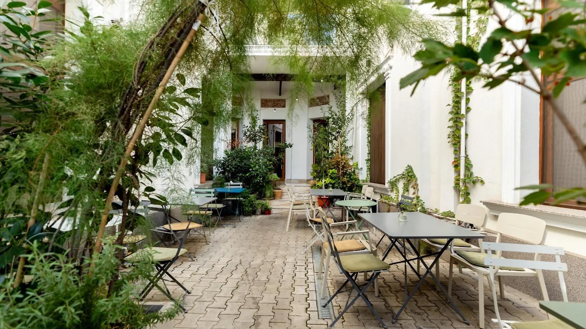Home Away From Home - Modern & Cozy Apartments Near Vibrant Unirii Area Bucarest