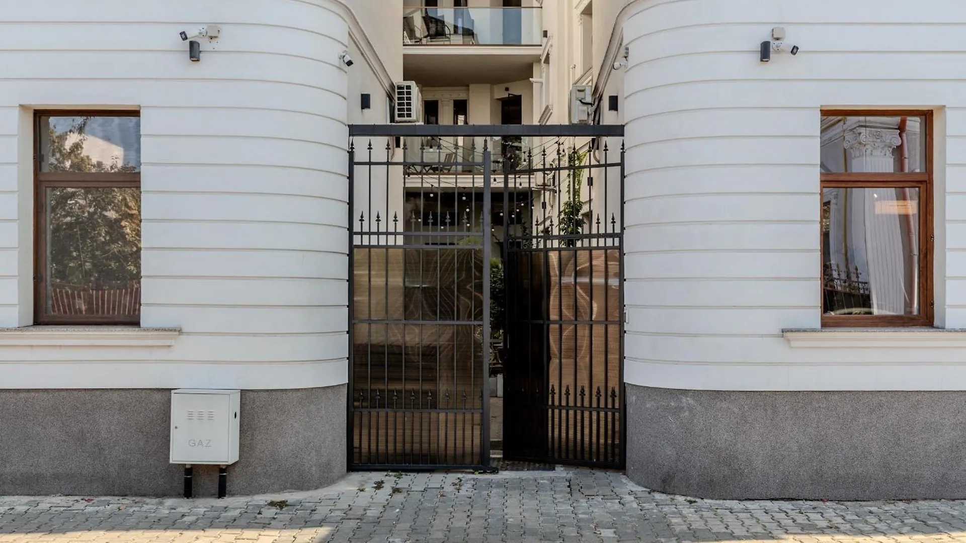 Home Away From Home - Modern & Cozy Apartments Near Vibrant Unirii Area Bucarest