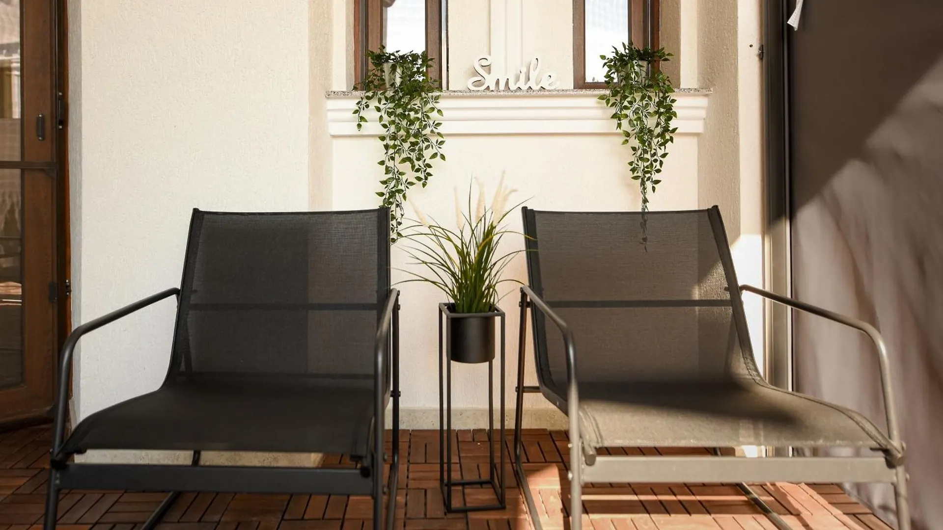 Home Away From Home - Modern & Cozy Apartments Near Vibrant Unirii Area Bucharest
