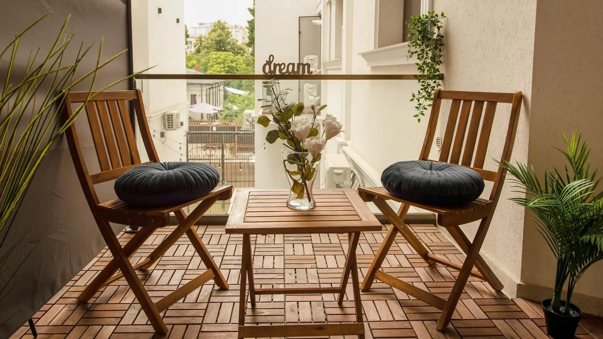 Home Away From Home - Modern & Cozy Apartments Near Vibrant Unirii Area Bucarest Romania