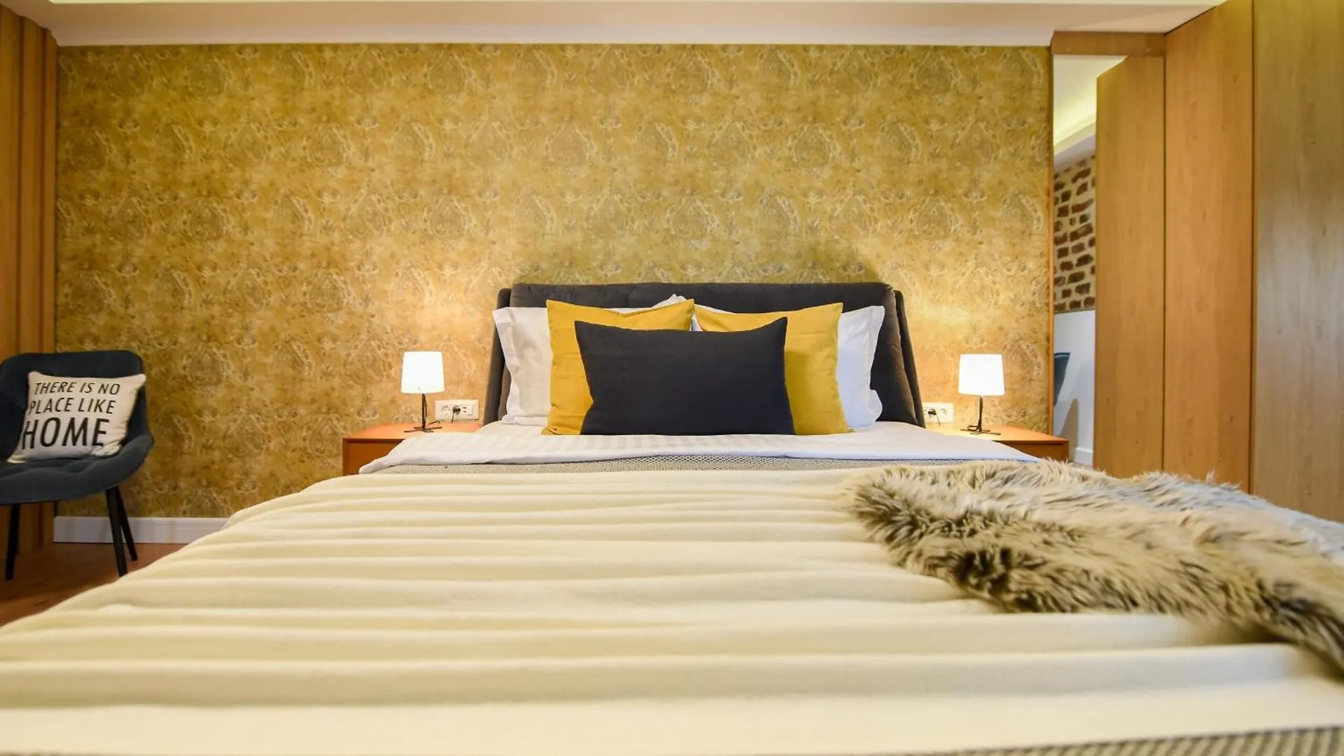 Home Away From Home - Modern & Cozy Apartments Near Vibrant Unirii Area Bucarest Romania