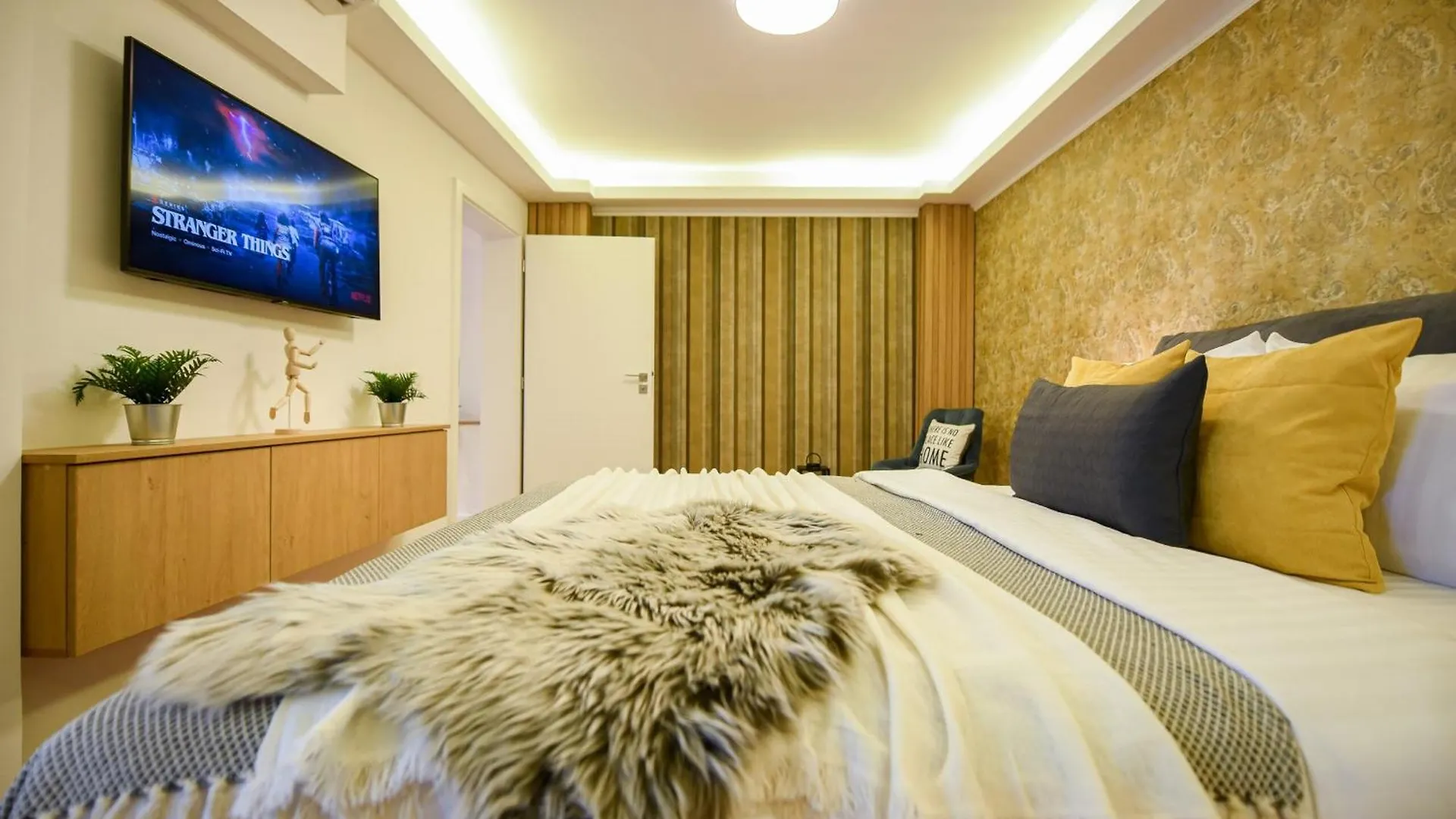 Home Away From Home - Modern & Cozy Apartments Near Vibrant Unirii Area Bucharest