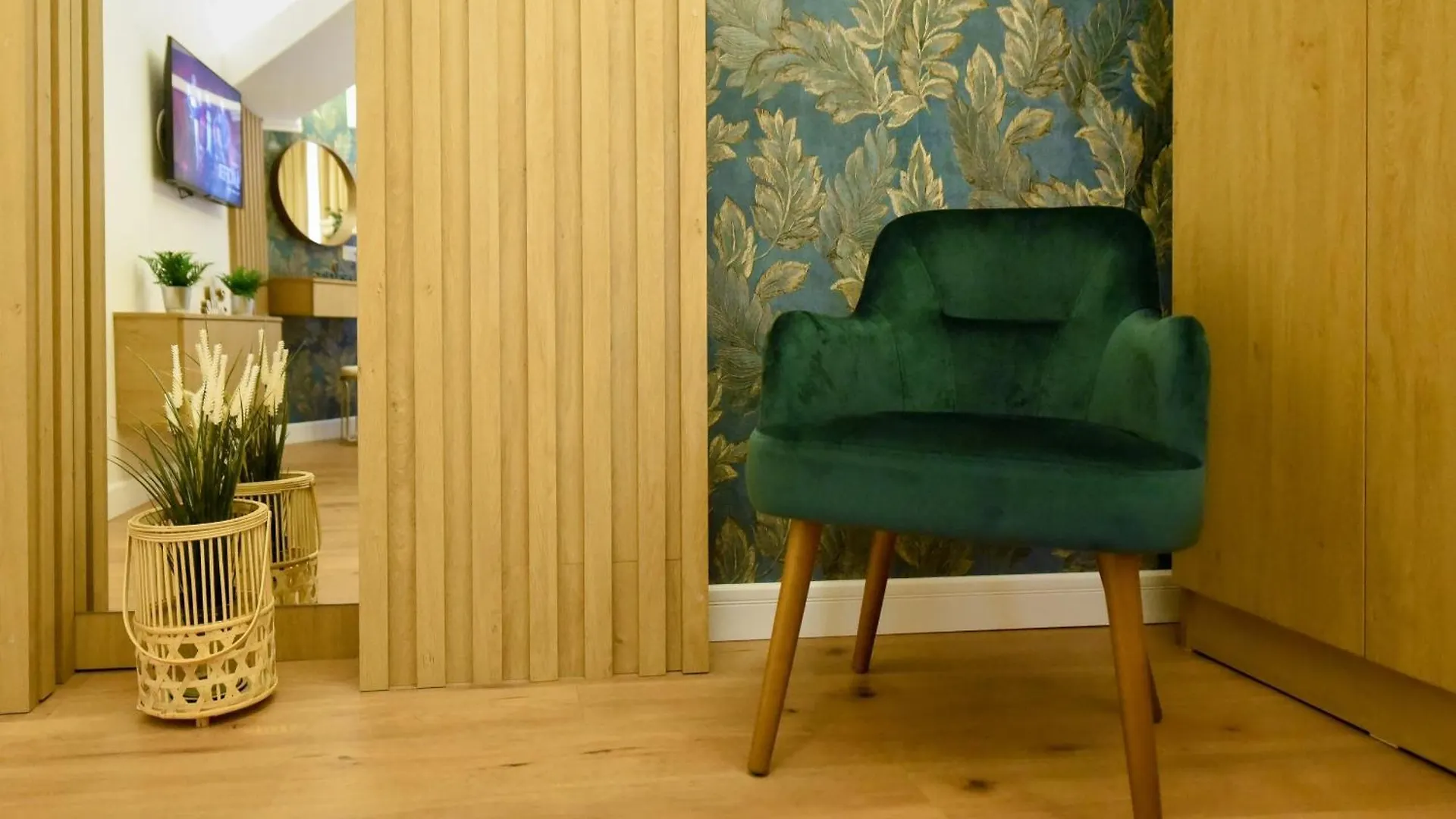 Home Away From Home - Modern & Cozy Apartments Near Vibrant Unirii Area Bucharest