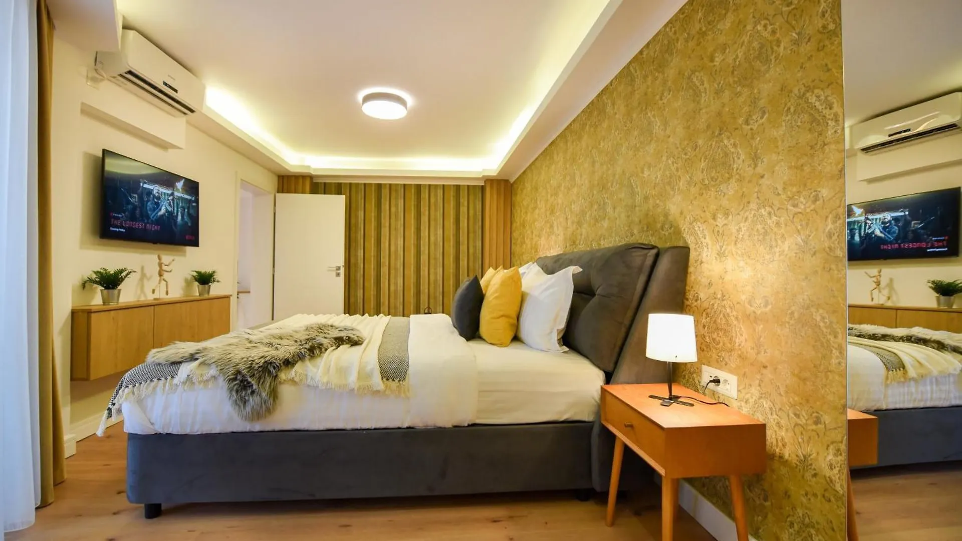 Home Away From Home - Modern & Cozy Apartments Near Vibrant Unirii Area Bucharest