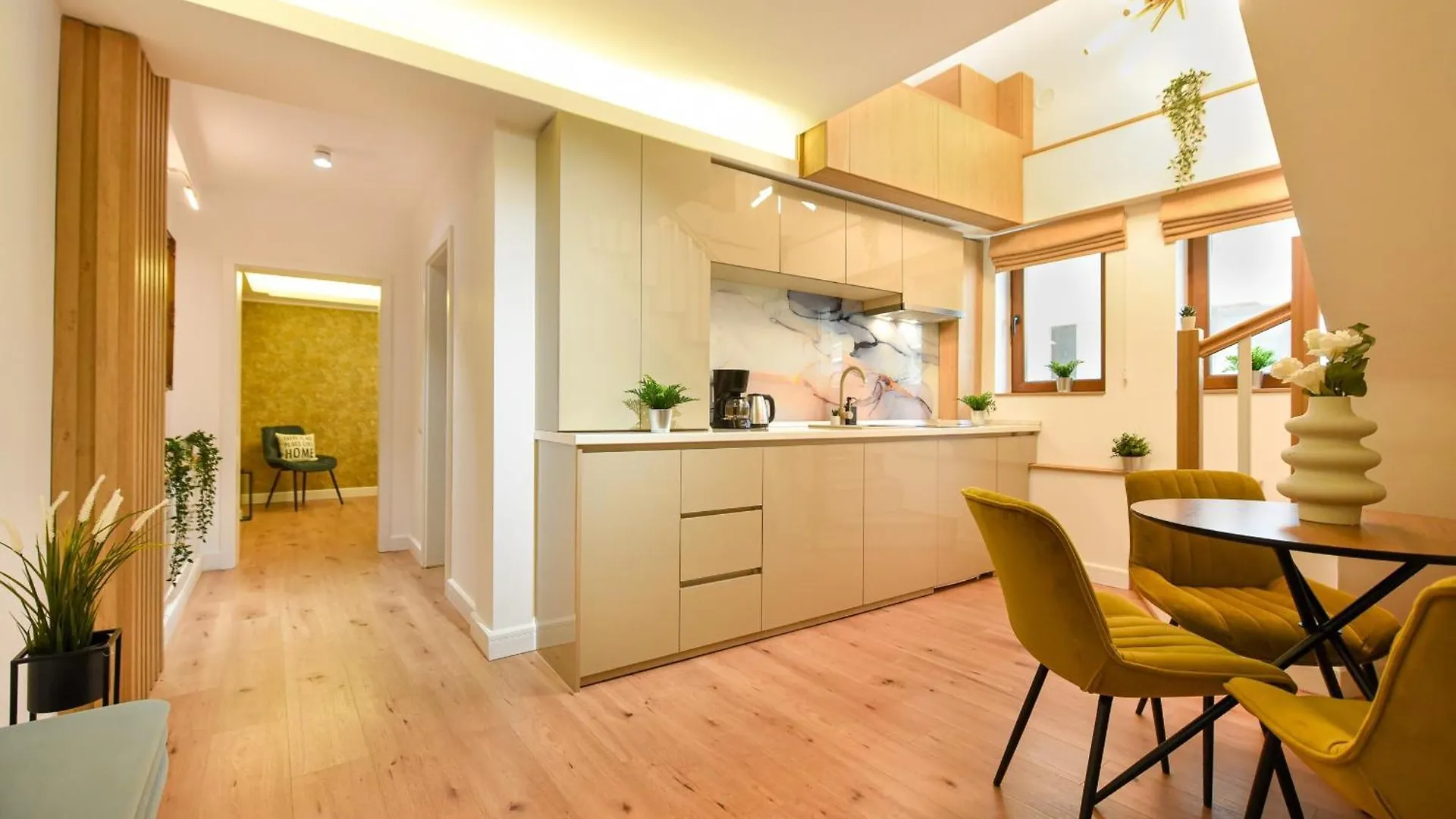 Home Away From Home - Modern & Cozy Apartments Near Vibrant Unirii Area Bucarest