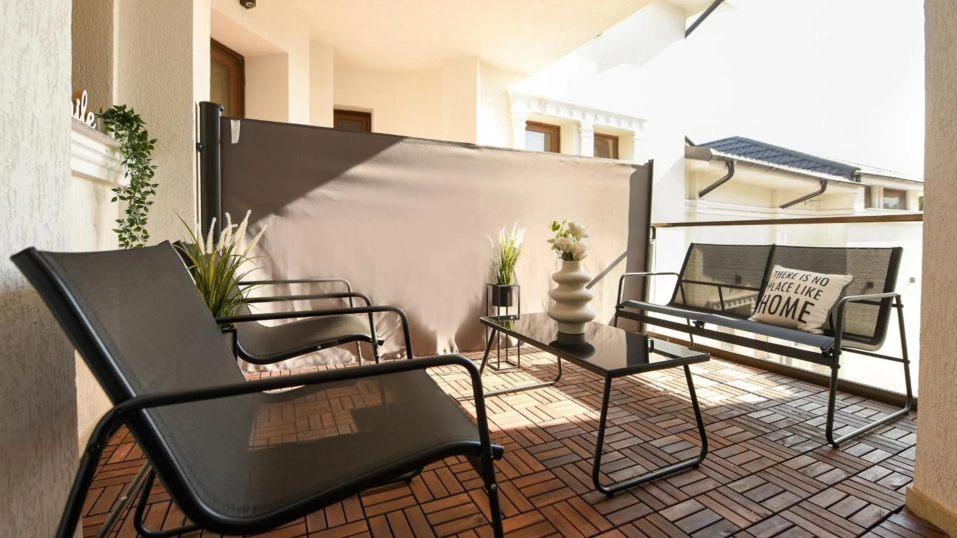 Home Away From Home - Modern & Cozy Apartments Near Vibrant Unirii Area Bucarest Romania