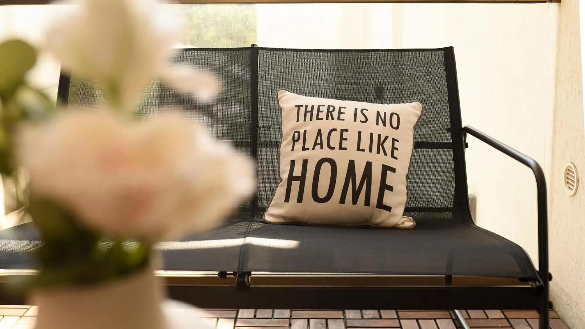 Home Away From Home - Modern & Cozy Apartments Near Vibrant Unirii Area Bucharest
