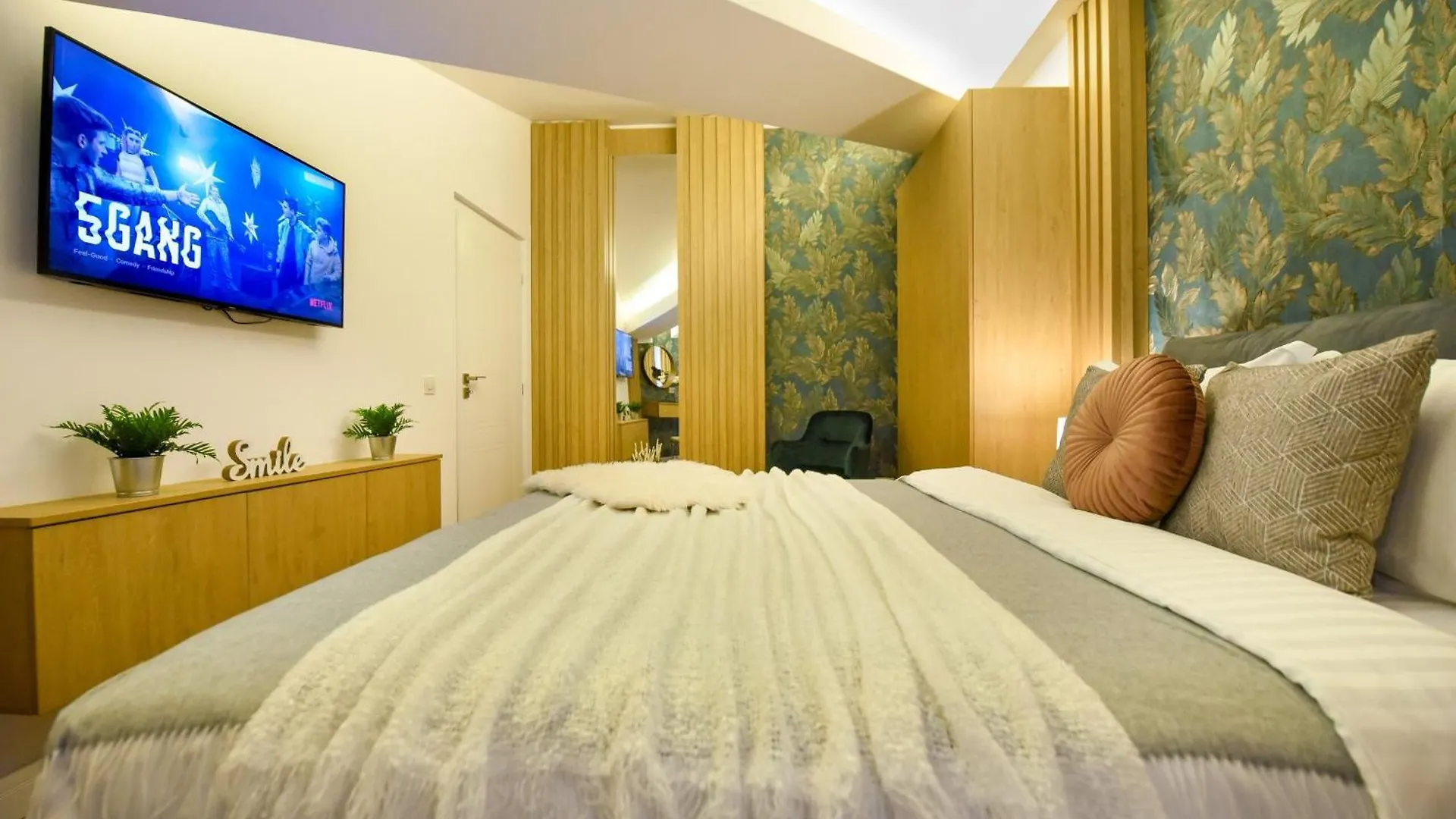Home Away From Home - Modern & Cozy Apartments Near Vibrant Unirii Area Bucarest