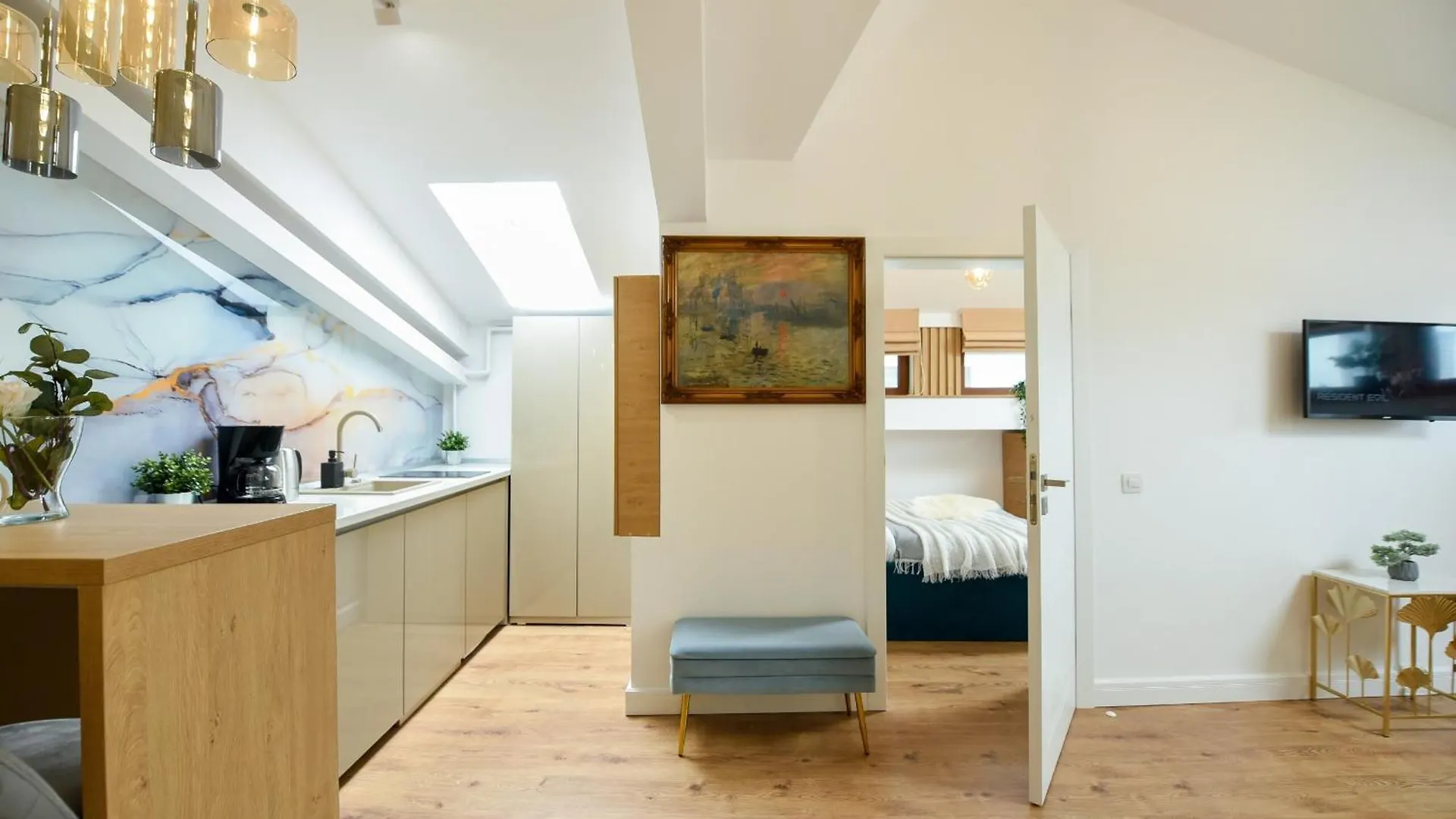 Home Away From Home - Modern & Cozy Apartments Near Vibrant Unirii Area Bucarest