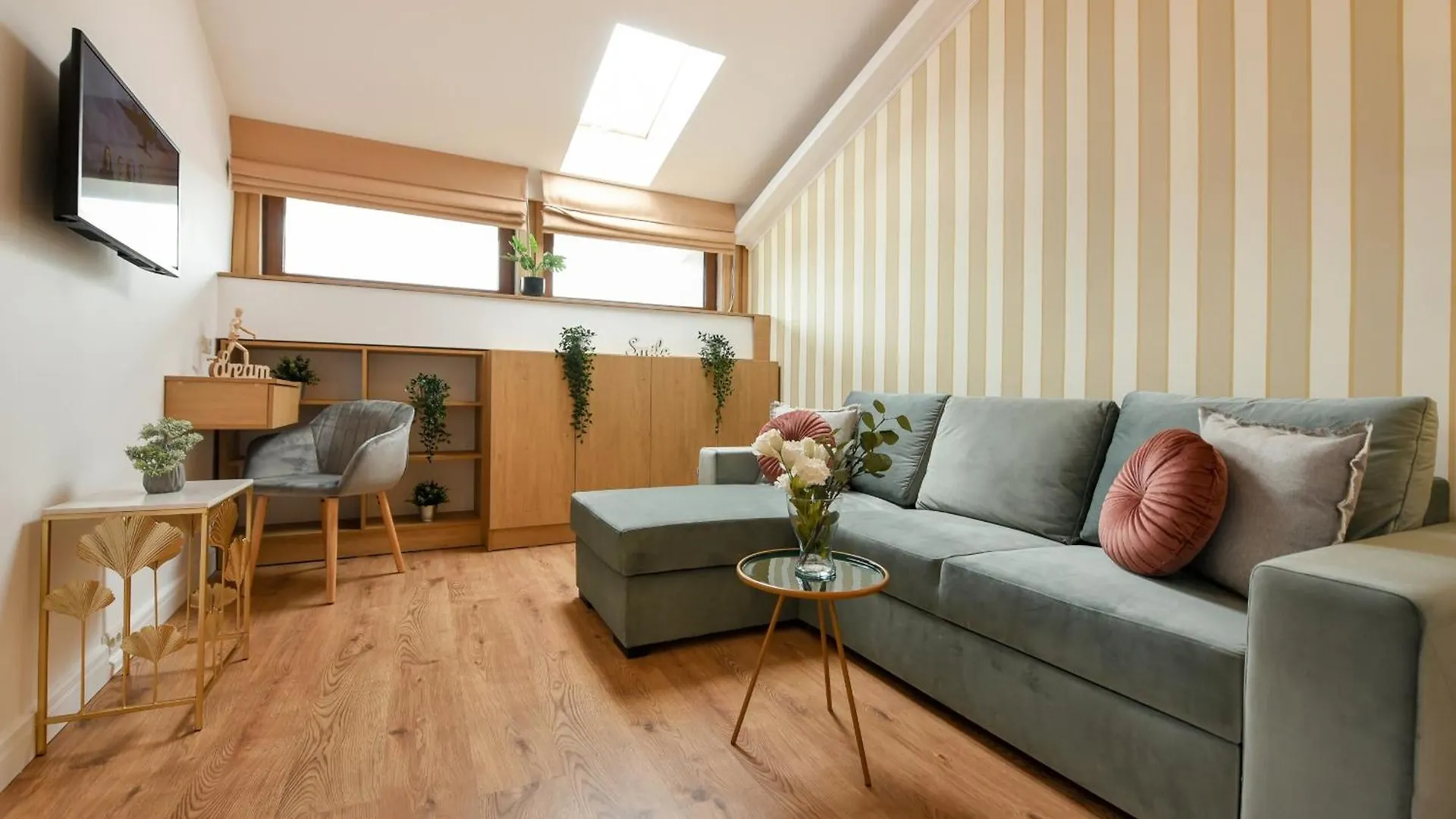 Home Away From Home - Modern & Cozy Apartments Near Vibrant Unirii Area Bucharest Romania