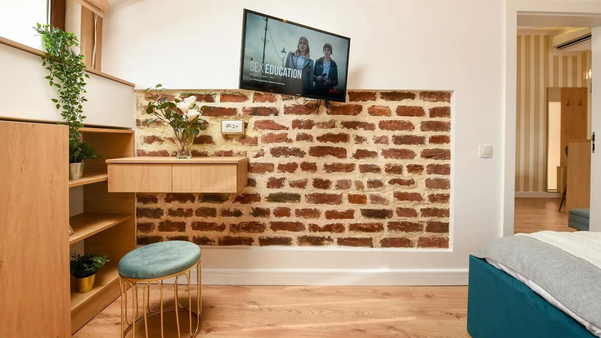 Home Away From Home - Modern & Cozy Apartments Near Vibrant Unirii Area Bucarest