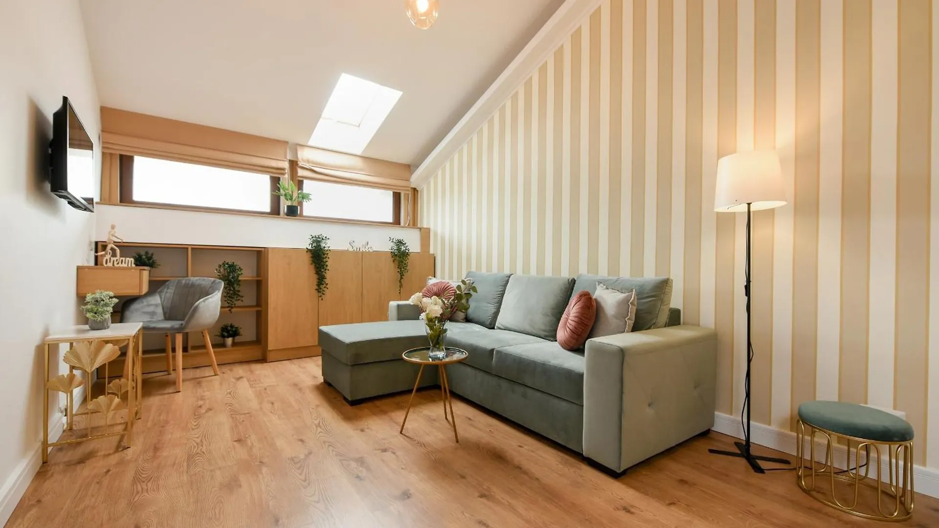 Home Away From Home - Modern & Cozy Apartments Near Vibrant Unirii Area Bucarest Romania