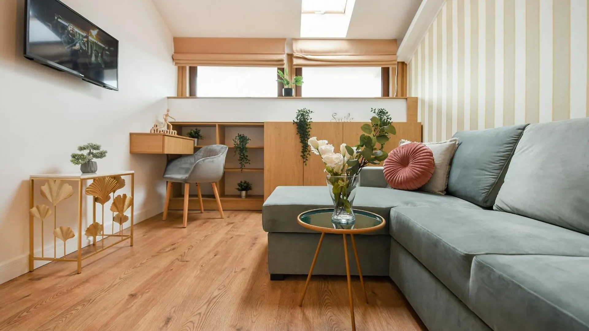 Home Away From Home - Modern & Cozy Apartments Near Vibrant Unirii Area Bucarest