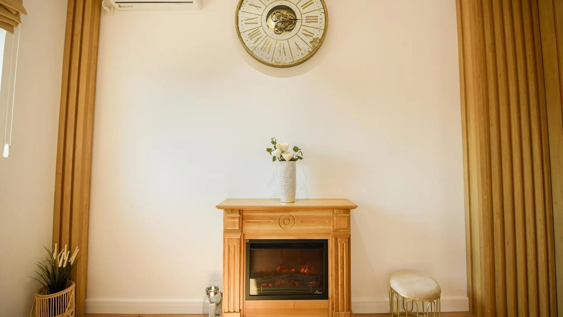 Home Away From Home - Modern & Cozy Apartments Near Vibrant Unirii Area Bucharest