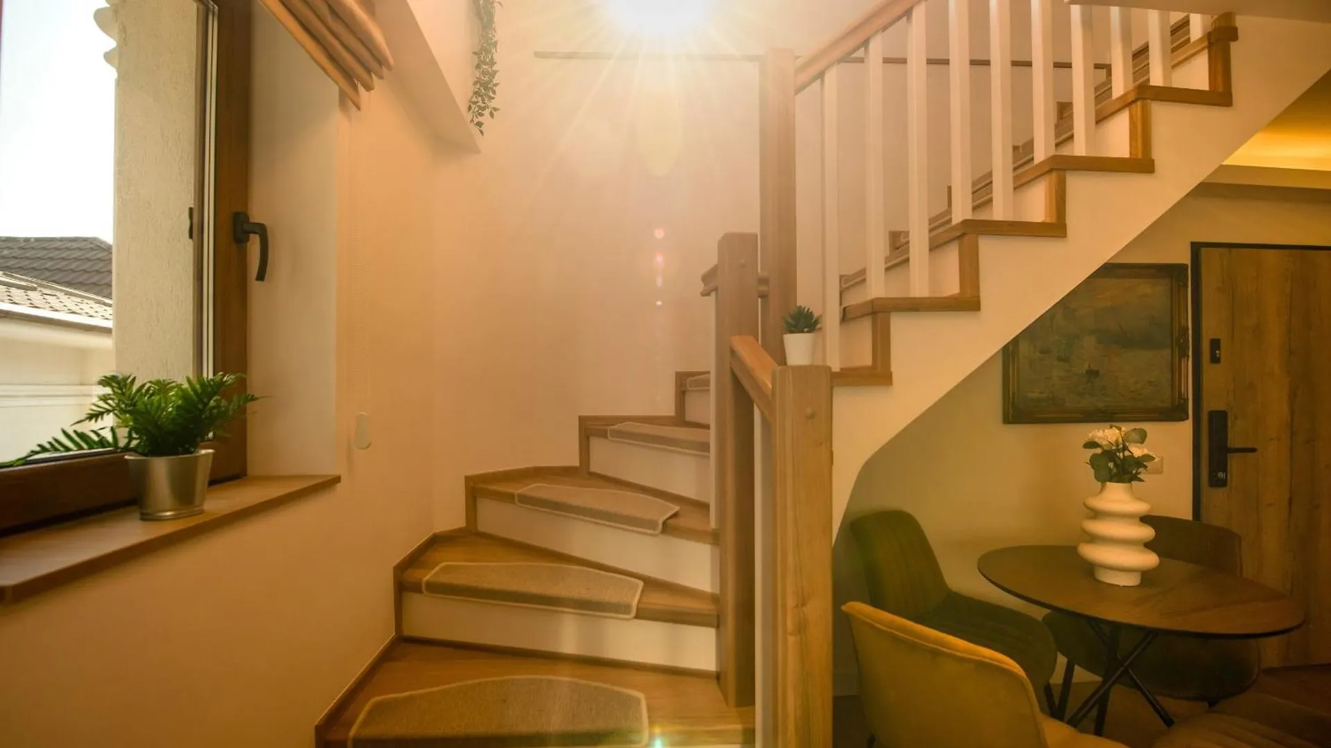 Home Away From Home - Modern & Cozy Apartments Near Vibrant Unirii Area Bucarest