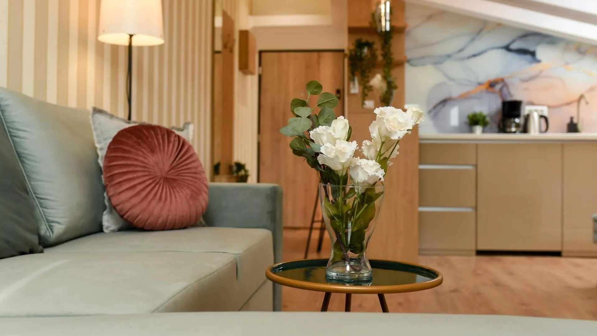 Home Away From Home - Modern & Cozy Apartments Near Vibrant Unirii Area Bucarest Romania