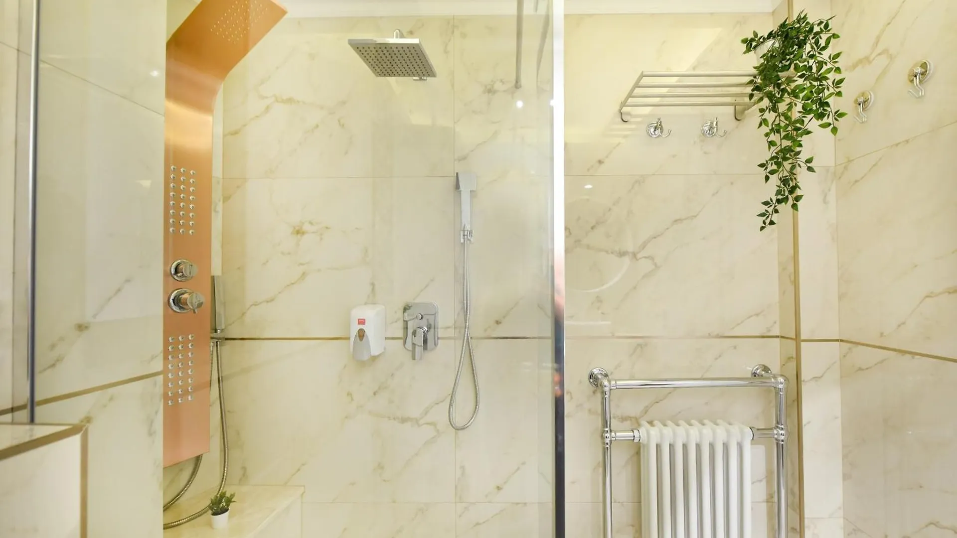 Home Away From Home - Modern & Cozy Apartments Near Vibrant Unirii Area Bucharest