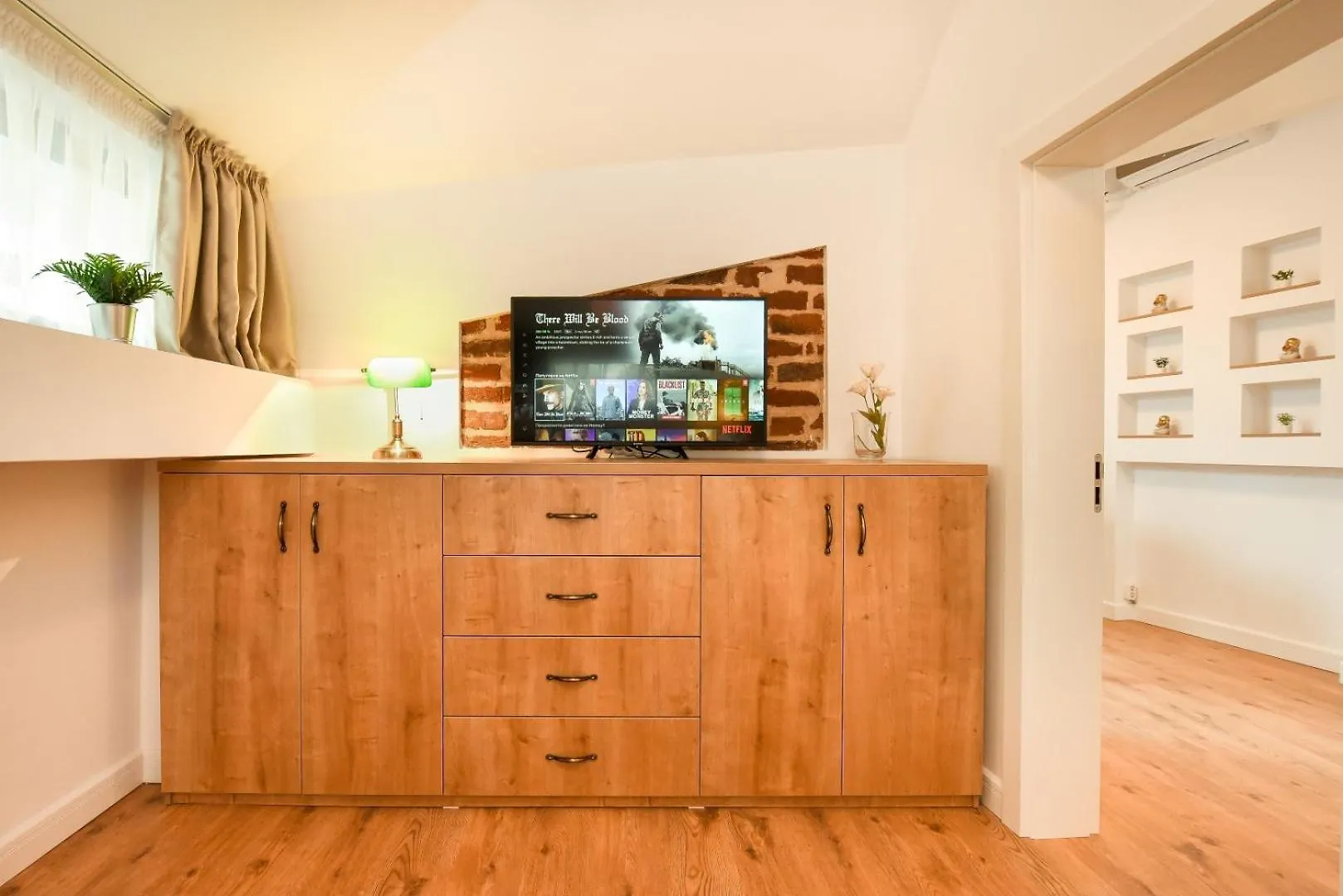 Home Away From Home - Modern & Cozy Apartments Near Vibrant Unirii Area Bucarest