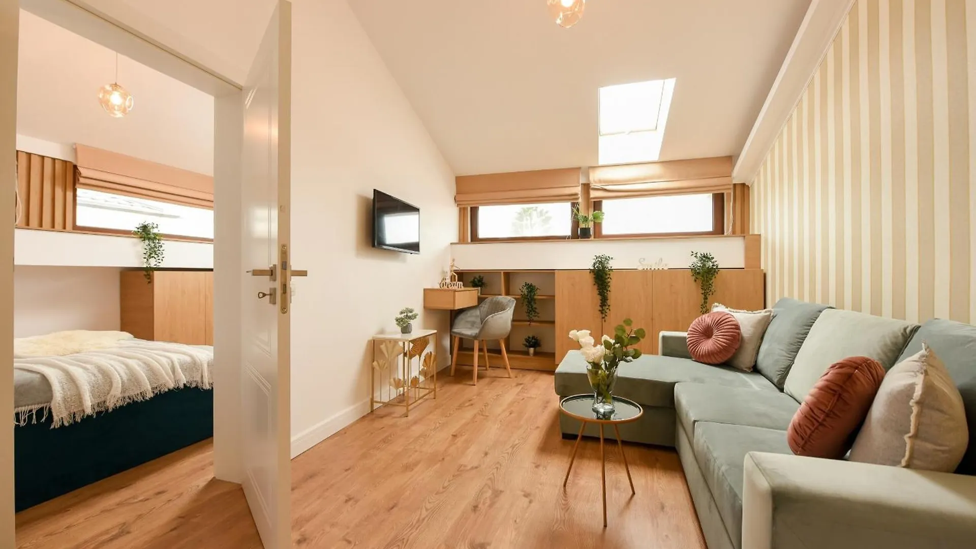 Home Away From Home - Modern & Cozy Apartments Near Vibrant Unirii Area Bucarest