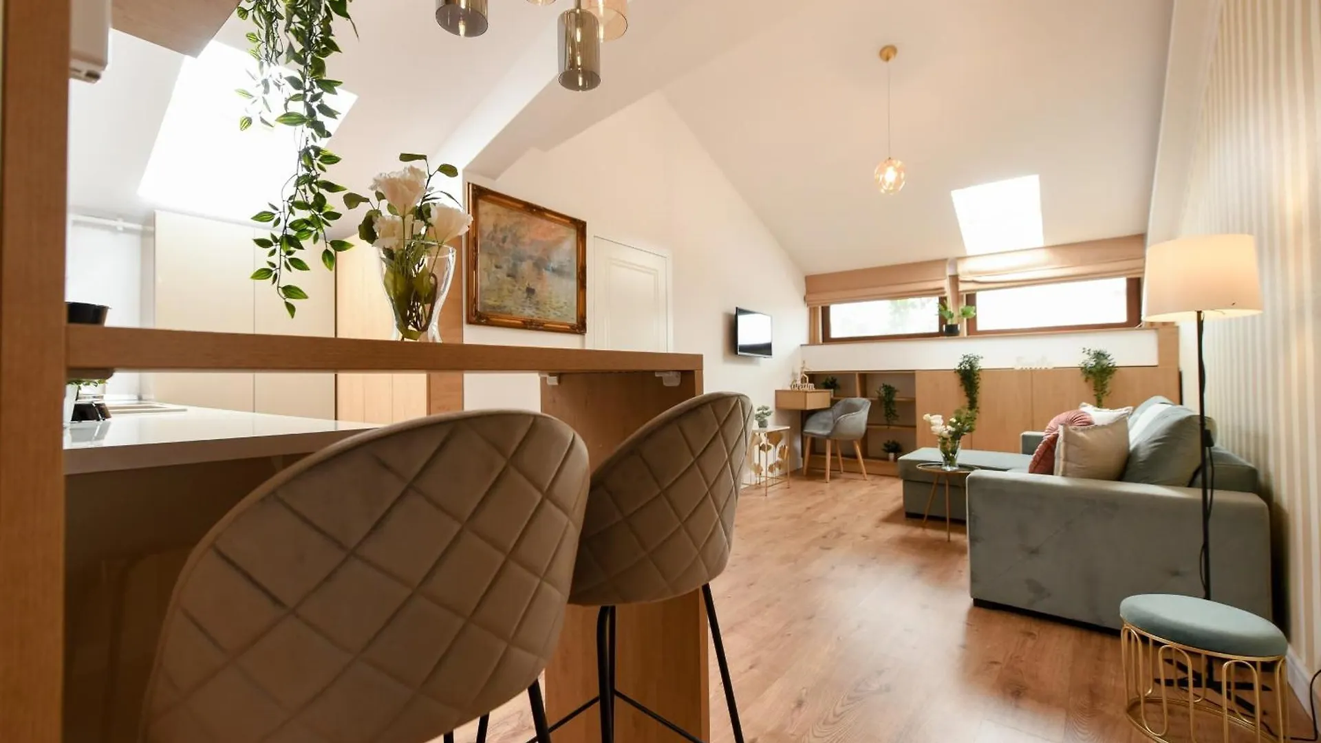Home Away From Home - Modern & Cozy Apartments Near Vibrant Unirii Area Bucharest Romania