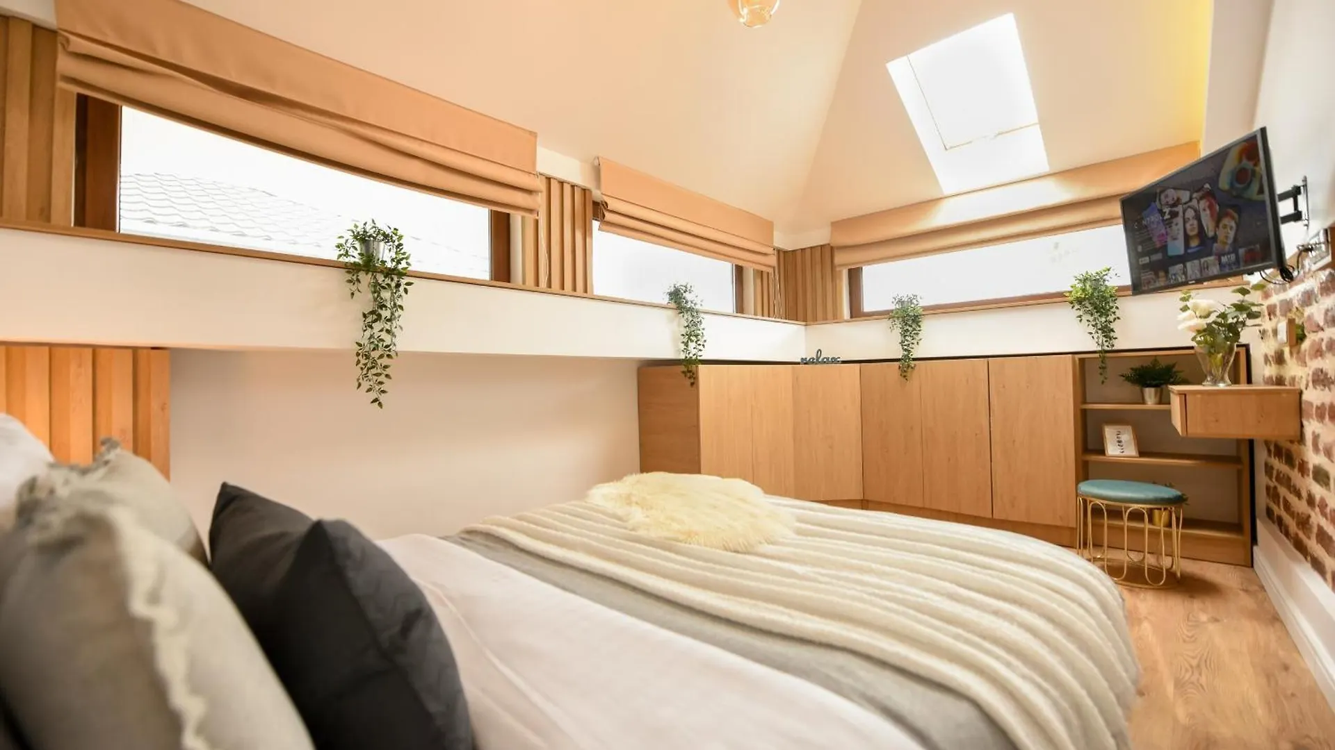 Home Away From Home - Modern & Cozy Apartments Near Vibrant Unirii Area Bucarest