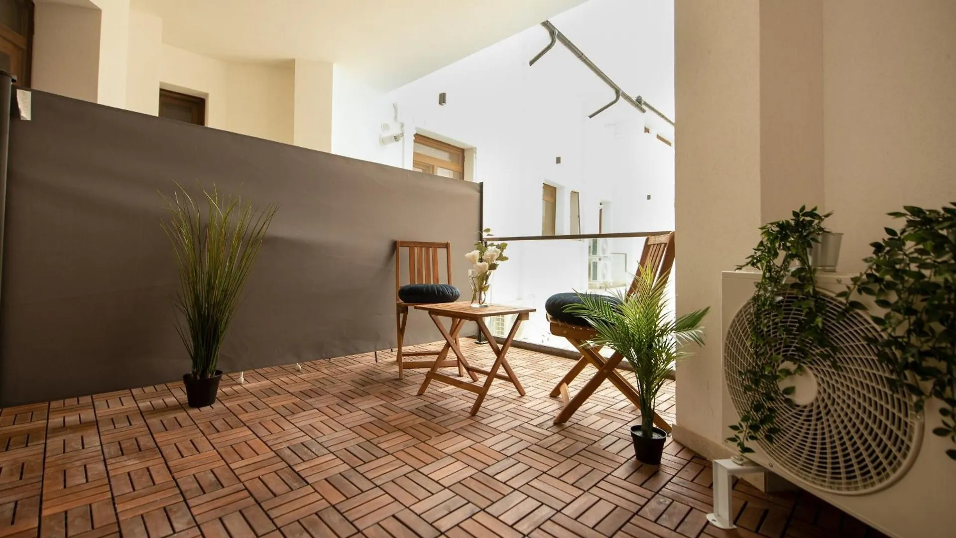 Home Away From Home - Modern & Cozy Apartments Near Vibrant Unirii Area Bucharest