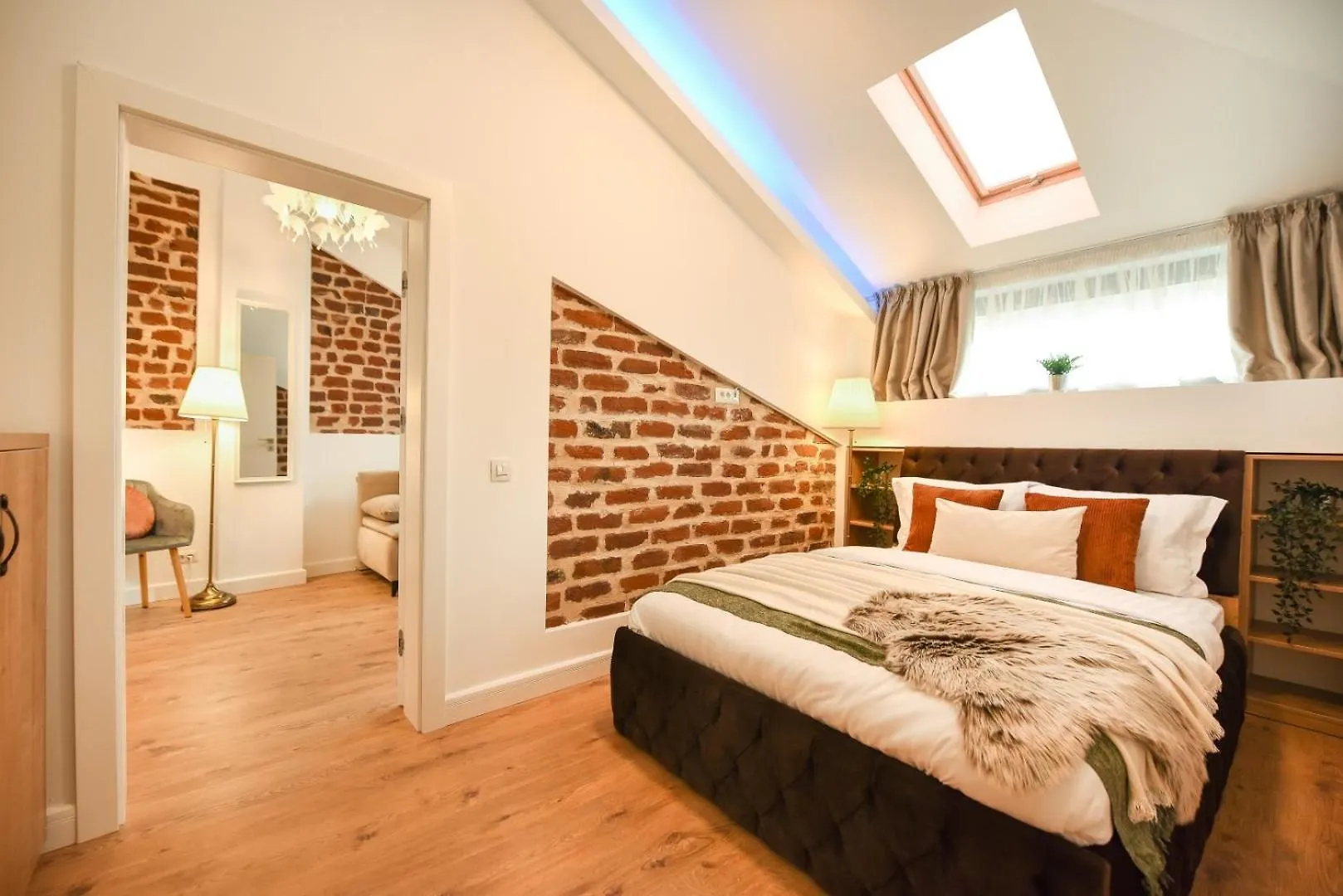 Home Away From Home - Modern & Cozy Apartments Near Vibrant Unirii Area Bucharest