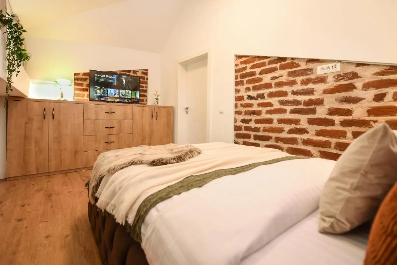 Home Away From Home - Modern & Cozy Apartments Near Vibrant Unirii Area Bucarest Romania