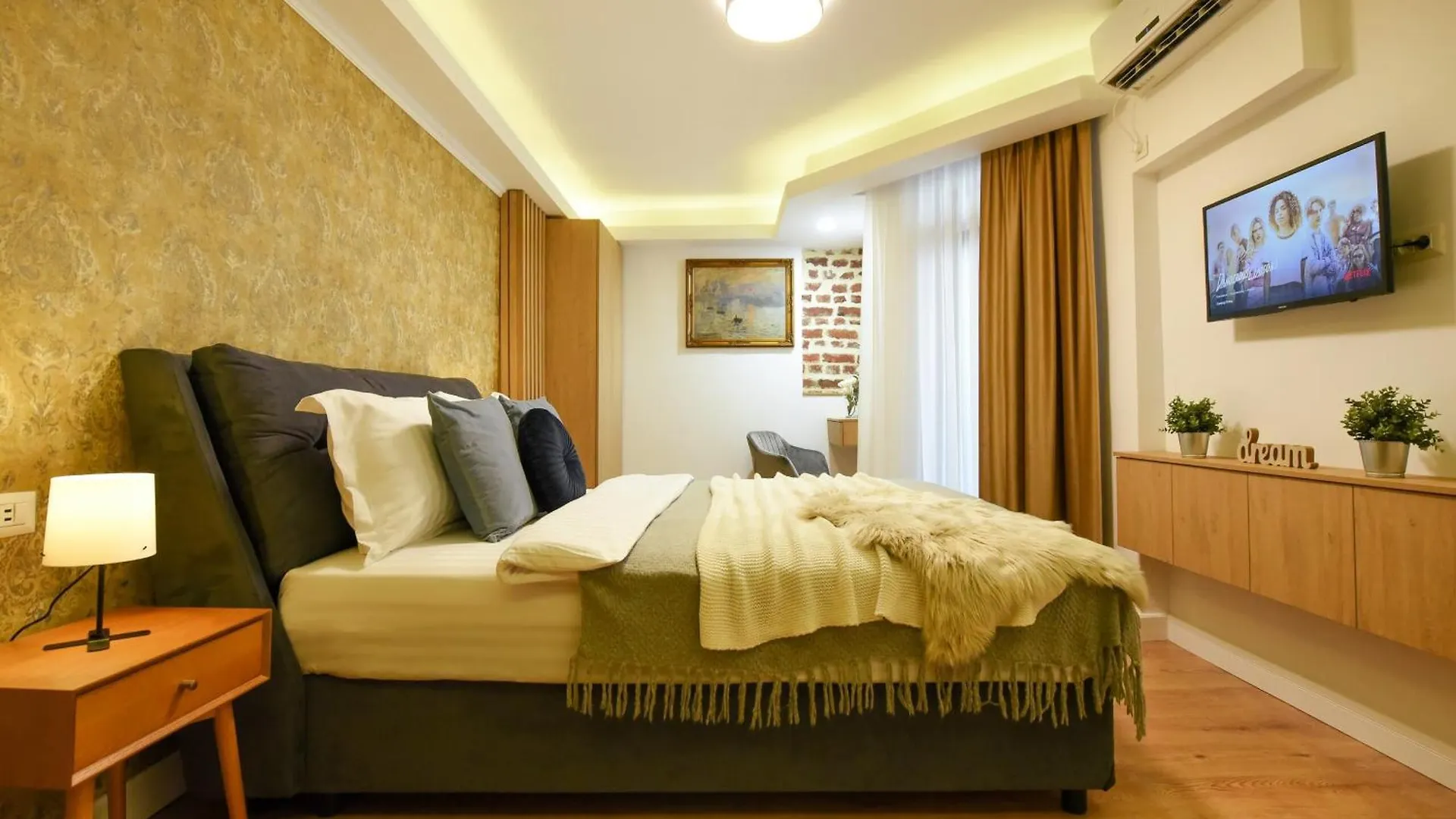 Home Away From Home - Modern & Cozy Apartments Near Vibrant Unirii Area Bucarest