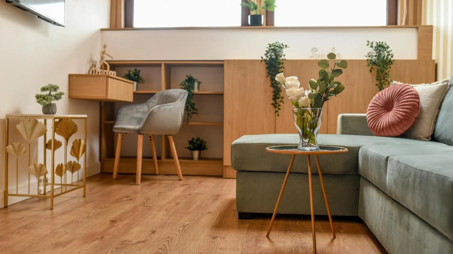Home Away From Home - Modern & Cozy Apartments Near Vibrant Unirii Area Bucharest
