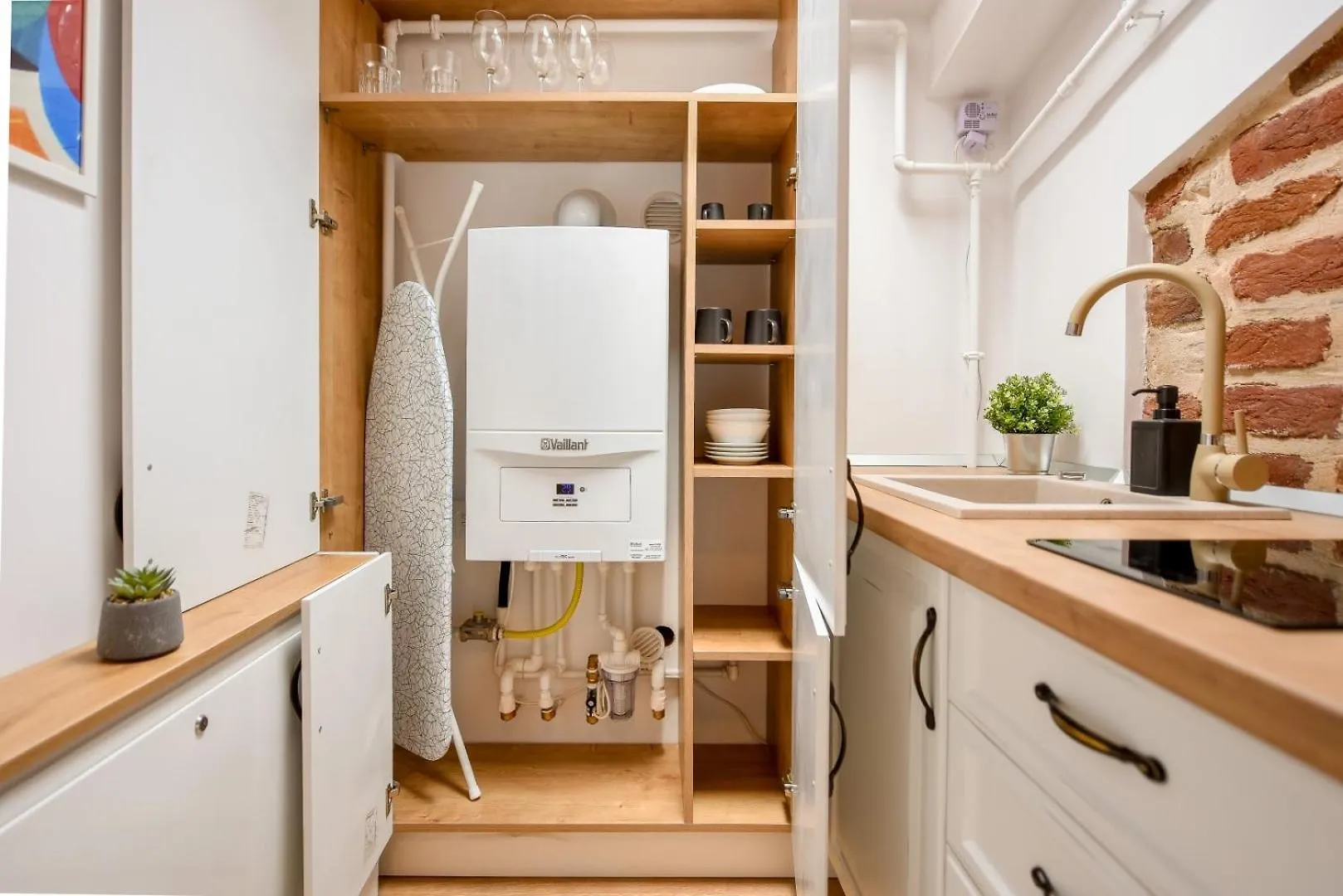 Home Away From Home - Modern & Cozy Apartments Near Vibrant Unirii Area Bucarest