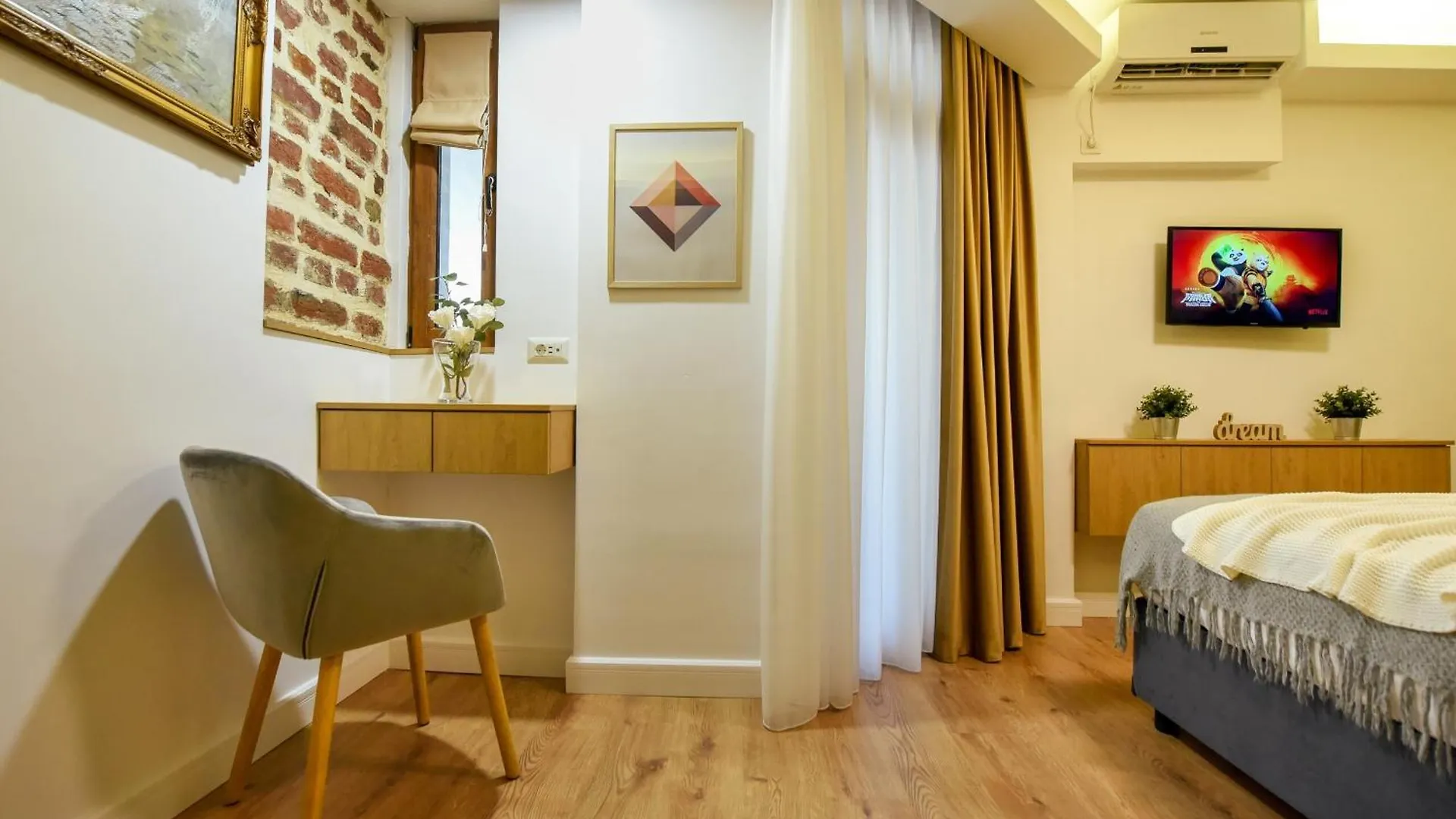 Home Away From Home - Modern & Cozy Apartments Near Vibrant Unirii Area Bucarest Romania