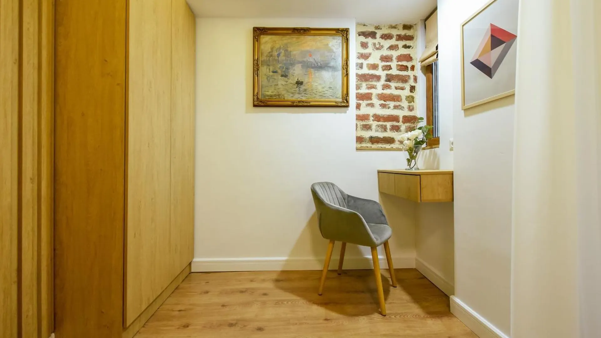 Home Away From Home - Modern & Cozy Apartments Near Vibrant Unirii Area Bucarest