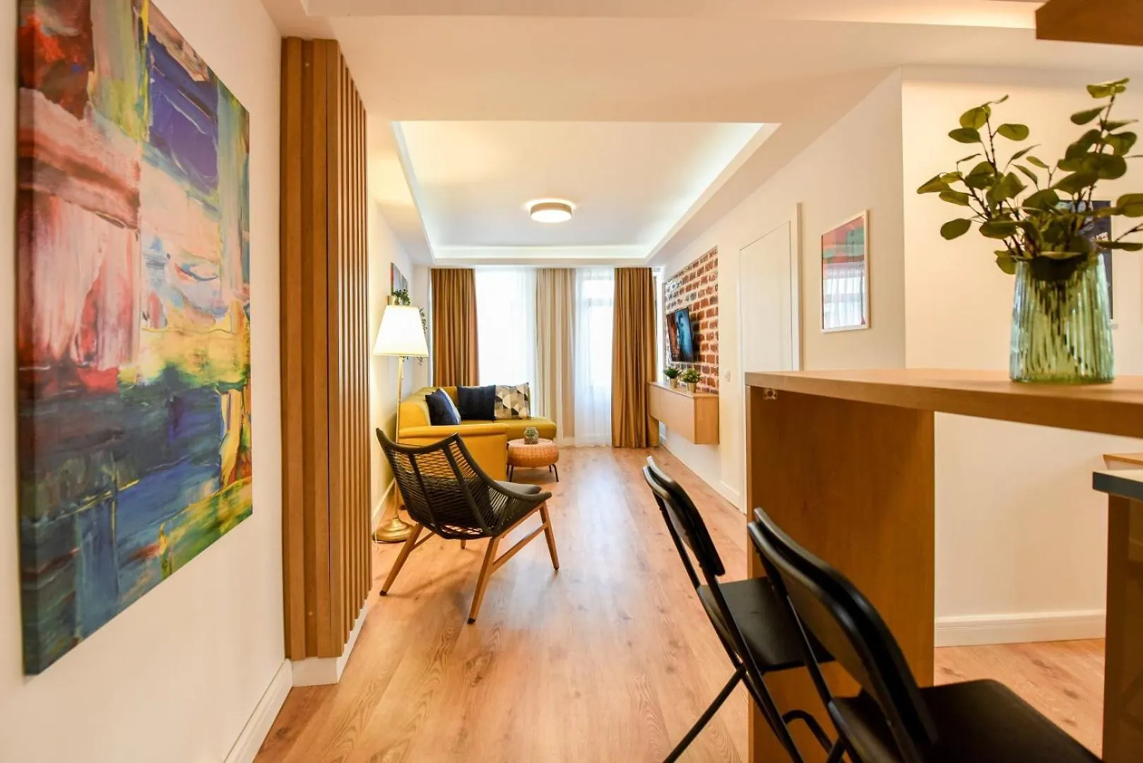 Home Away From Home - Modern & Cozy Apartments Near Vibrant Unirii Area Bucarest