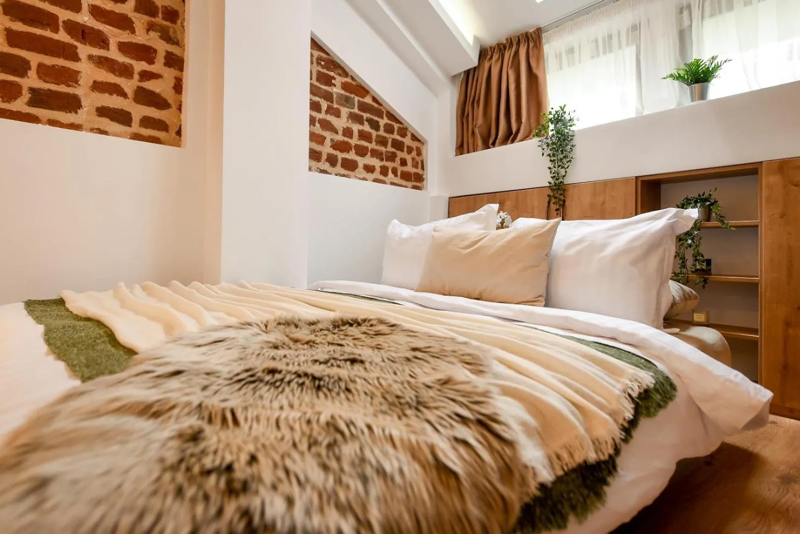 Home Away From Home - Modern & Cozy Apartments Near Vibrant Unirii Area Bucarest