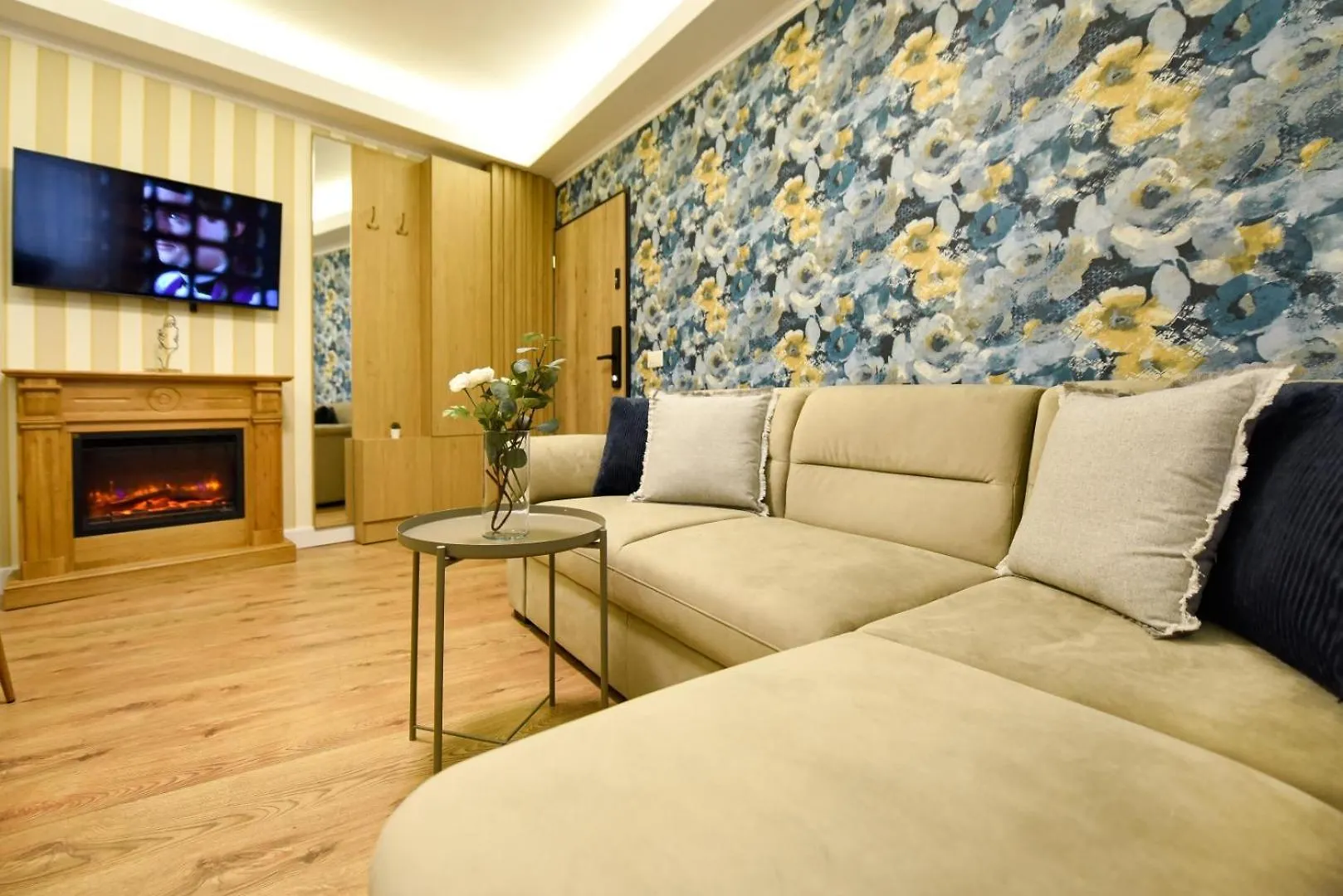 Home Away From Home - Modern & Cozy Apartments Near Vibrant Unirii Area Bucarest