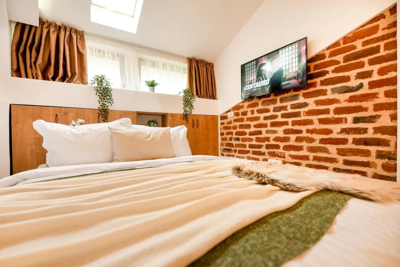 Home Away From Home - Modern & Cozy Apartments Near Vibrant Unirii Area Bucarest