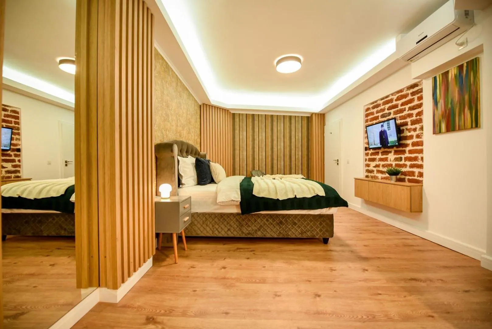Home Away From Home - Modern & Cozy Apartments Near Vibrant Unirii Area Bucarest Romania