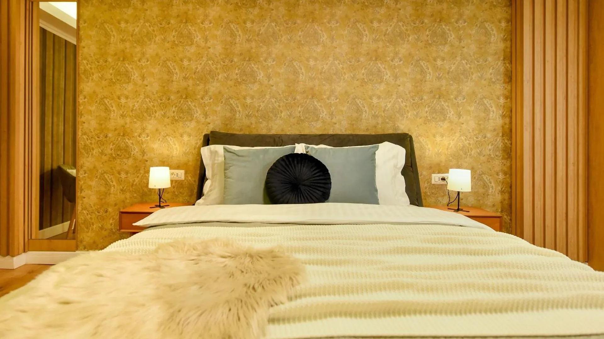 Home Away From Home - Modern & Cozy Apartments Near Vibrant Unirii Area Bucharest Romania