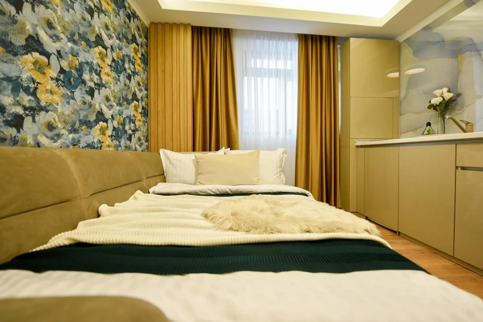 Home Away From Home - Modern & Cozy Apartments Near Vibrant Unirii Area Bucarest