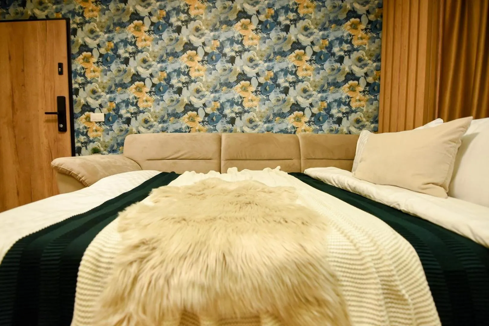 Home Away From Home - Modern & Cozy Apartments Near Vibrant Unirii Area Bukareszt