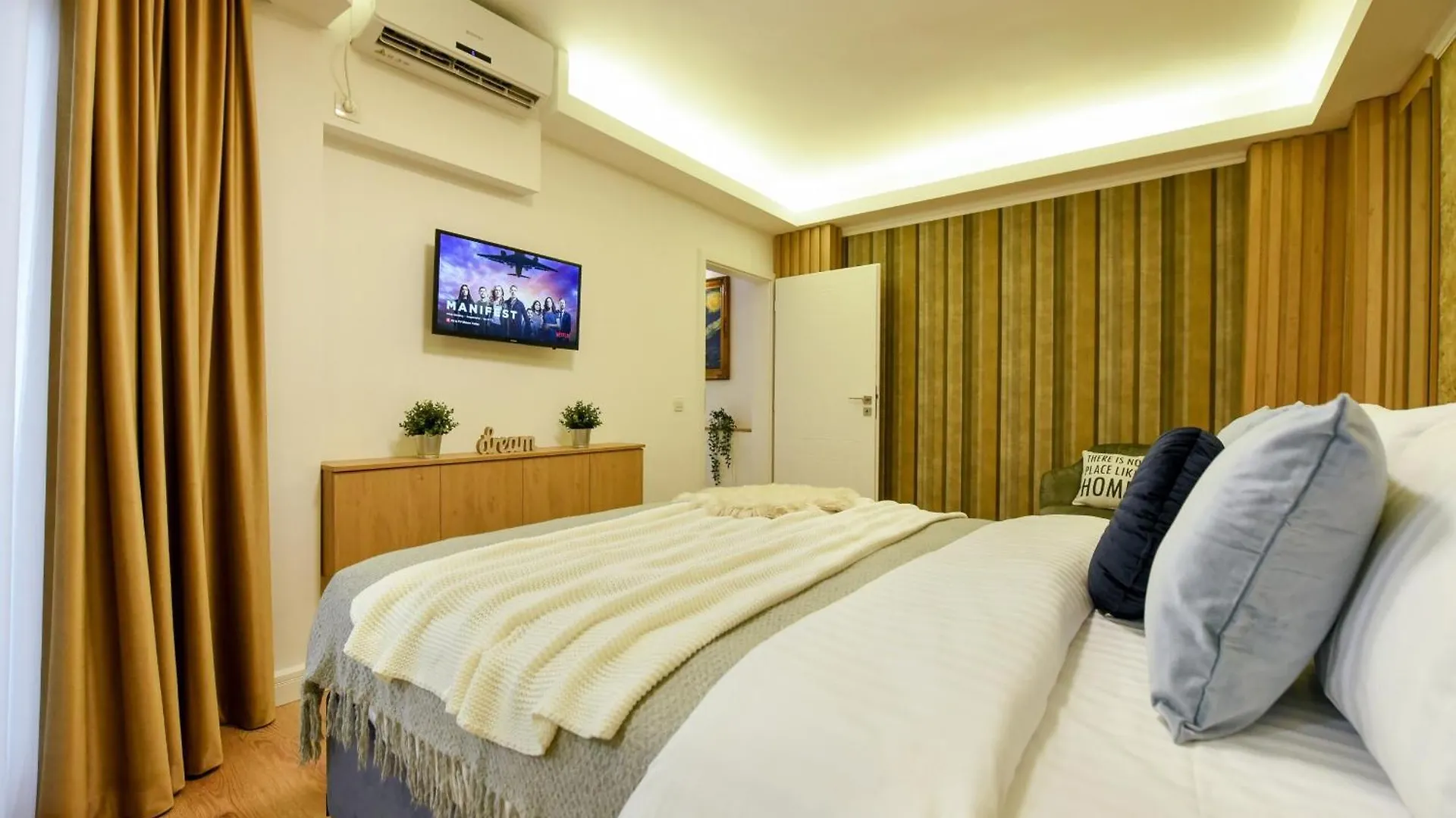 Home Away From Home - Modern & Cozy Apartments Near Vibrant Unirii Area Bucharest
