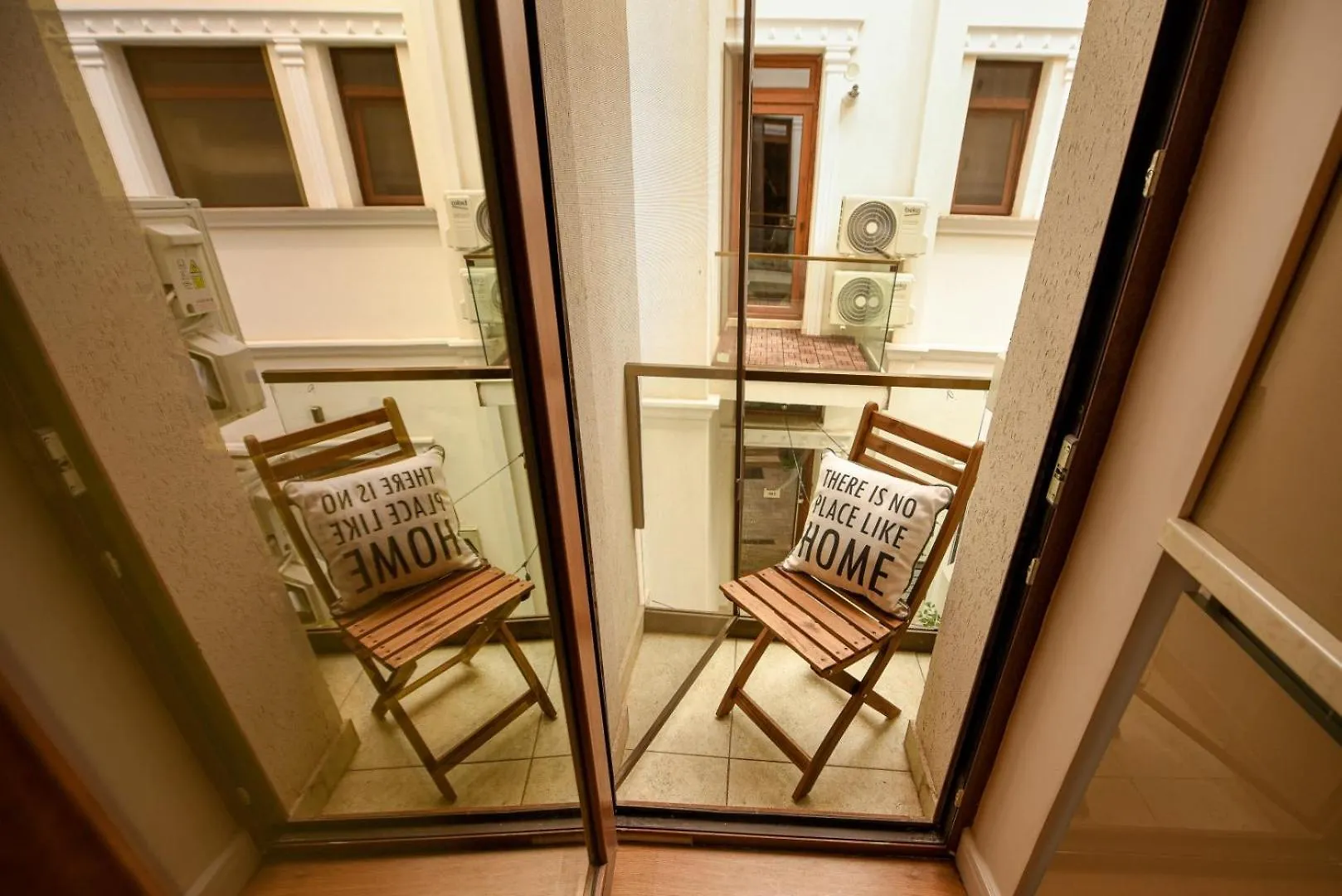 Home Away From Home - Modern & Cozy Apartments Near Vibrant Unirii Area Bucarest