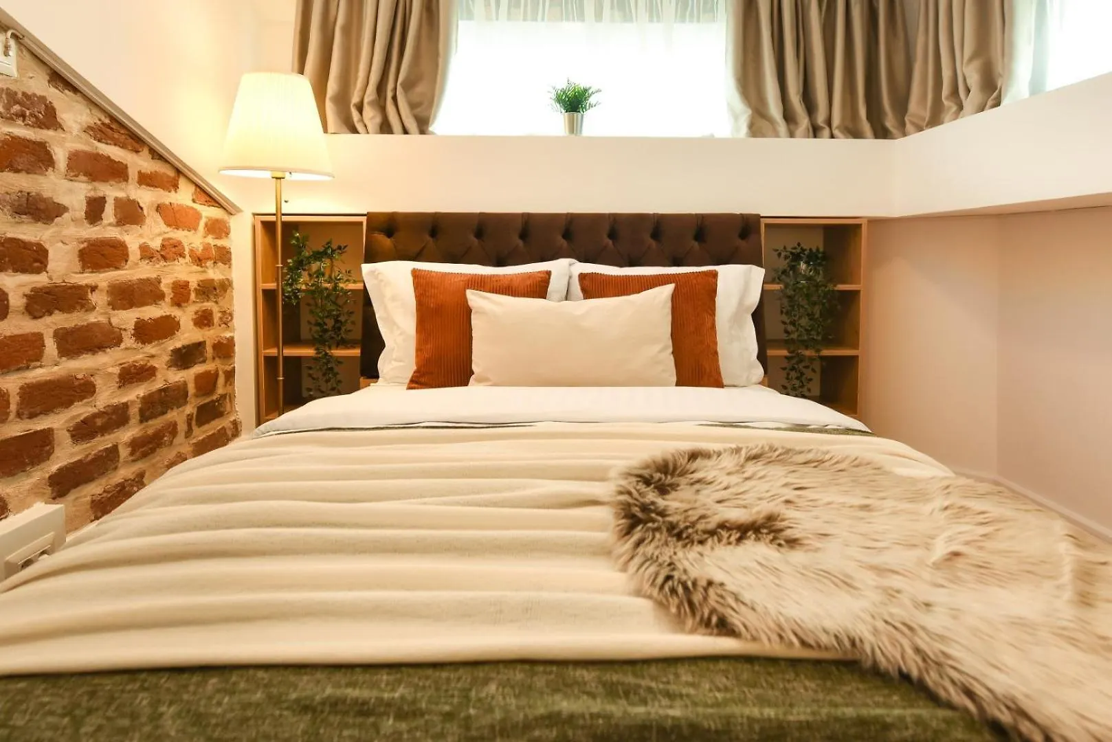 Home Away From Home - Modern & Cozy Apartments Near Vibrant Unirii Area Bucharest Romania