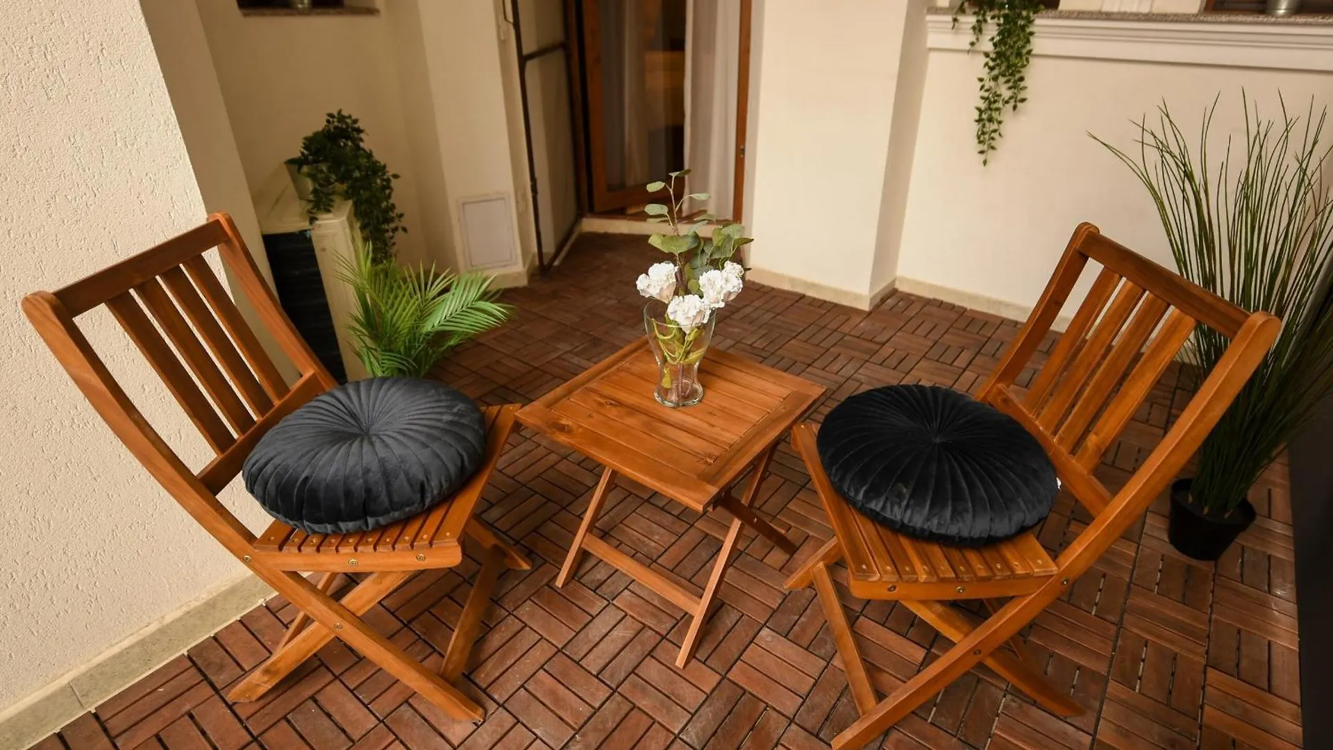 Home Away From Home - Modern & Cozy Apartments Near Vibrant Unirii Area Bucarest