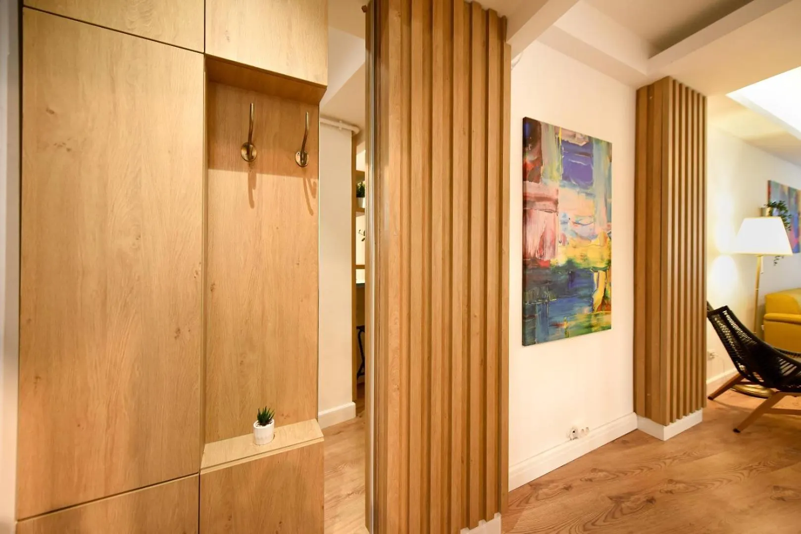 Home Away From Home - Modern & Cozy Apartments Near Vibrant Unirii Area Bucarest