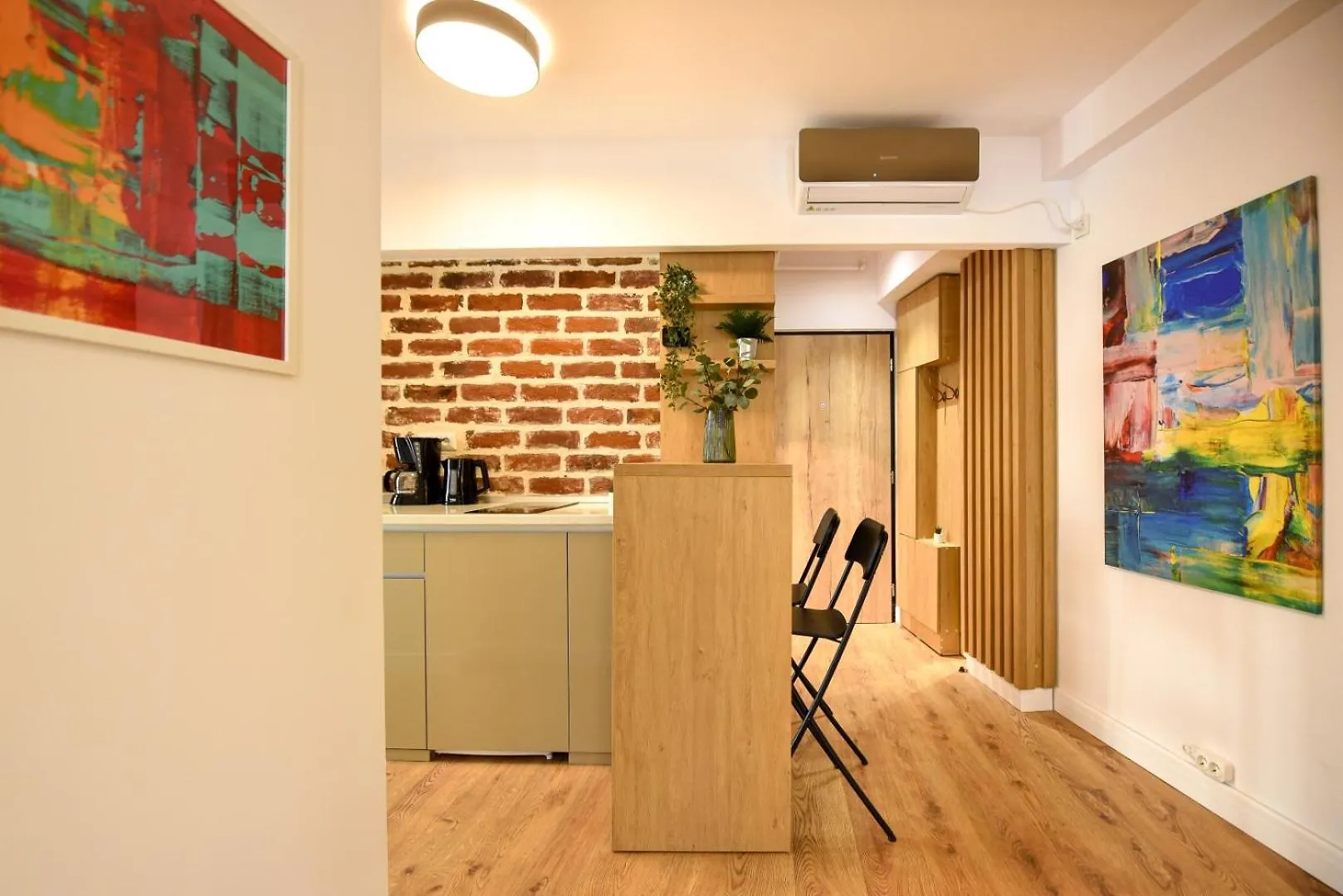 Home Away From Home - Modern & Cozy Apartments Near Vibrant Unirii Area Bucarest