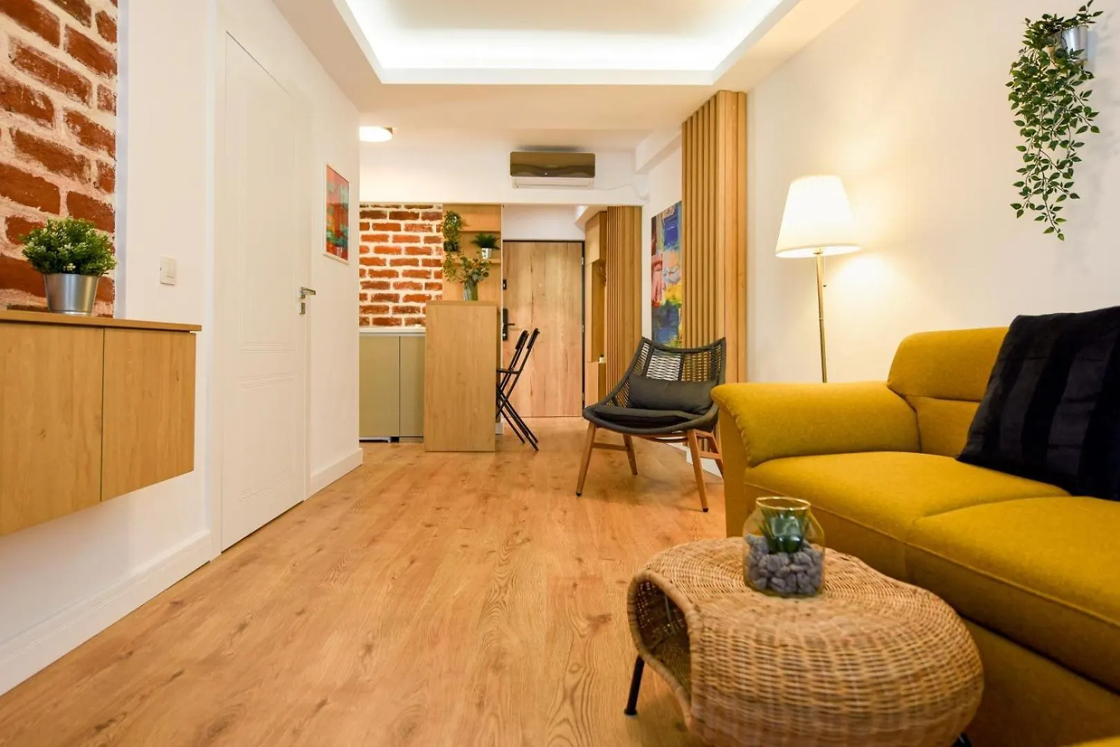 Home Away From Home - Modern & Cozy Apartments Near Vibrant Unirii Area Bucarest
